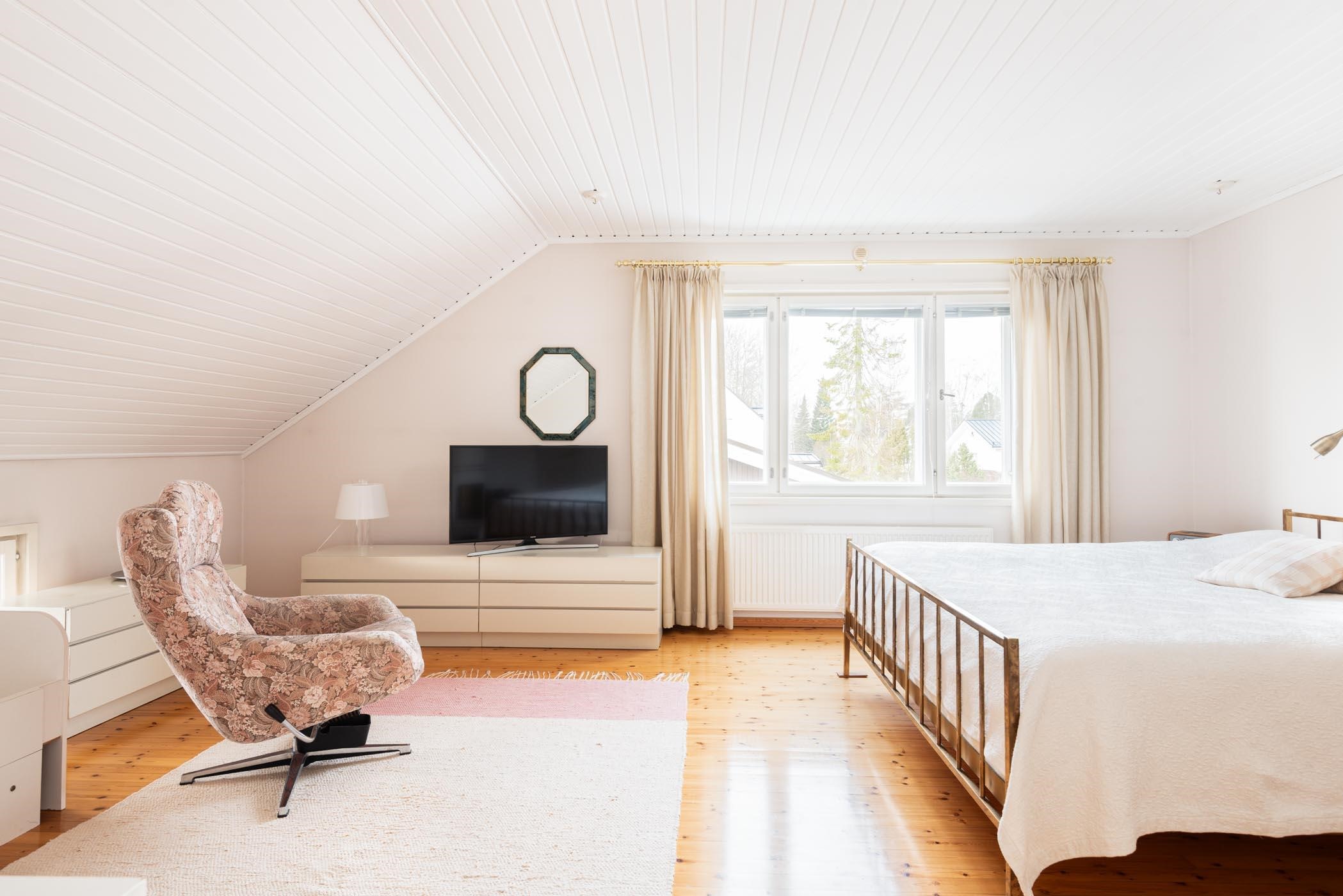 yläkerrassa viistoa sisäkattoa