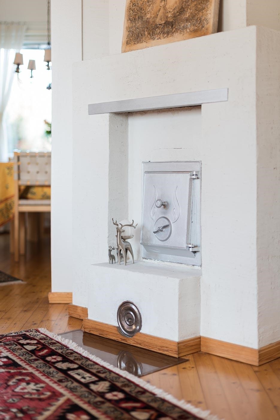 olohuoneessa varaava takka