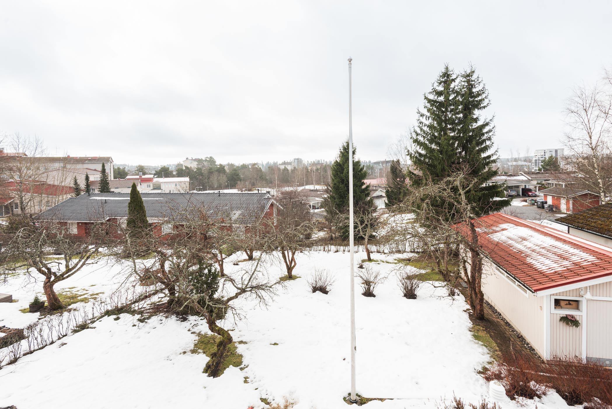 lähes ydinkeskustassa Tyttölässä