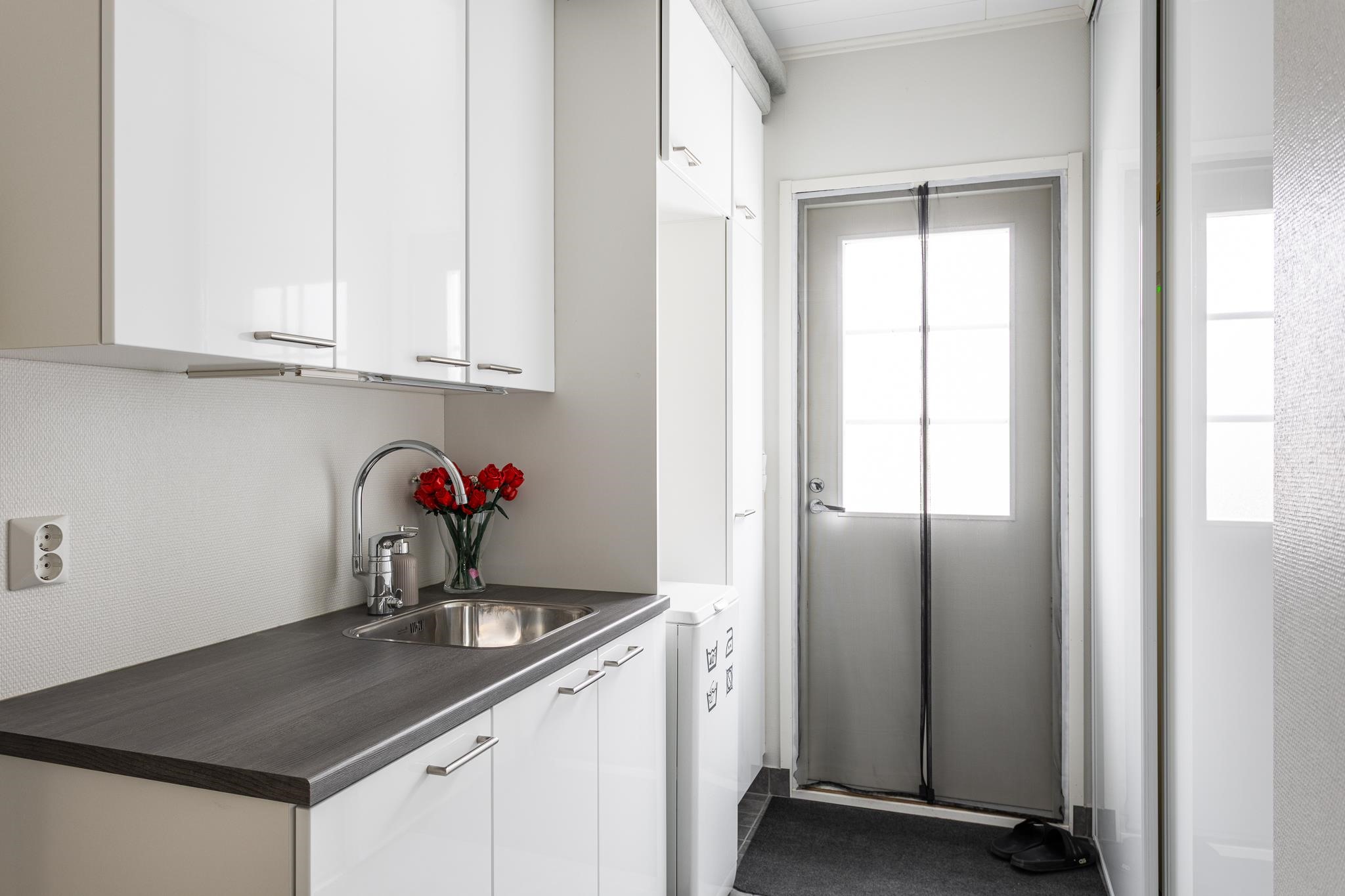 Kodinhoitohuone, uloskäynti takaterassille