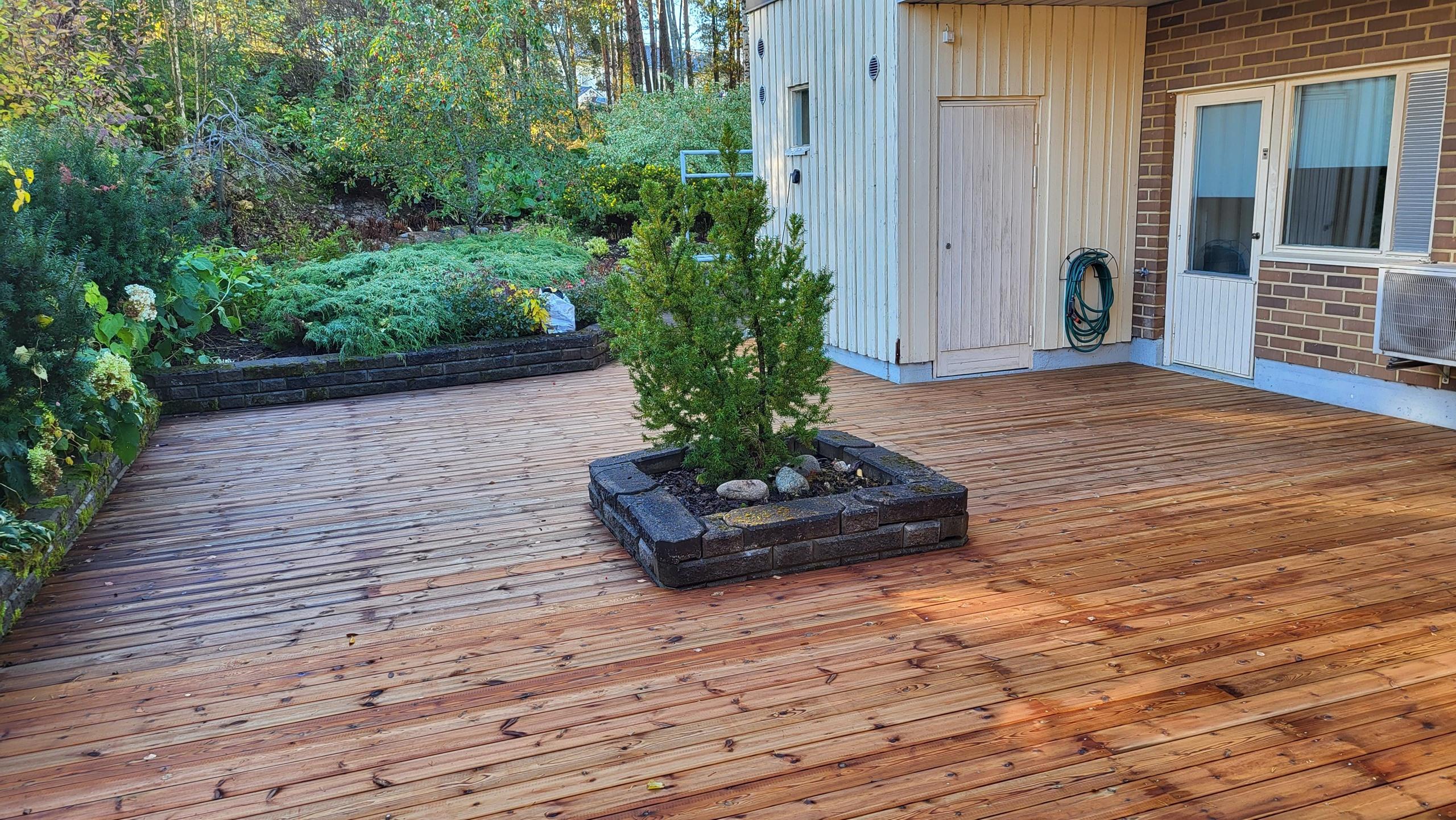 uusi iso terassi takapihan puolella