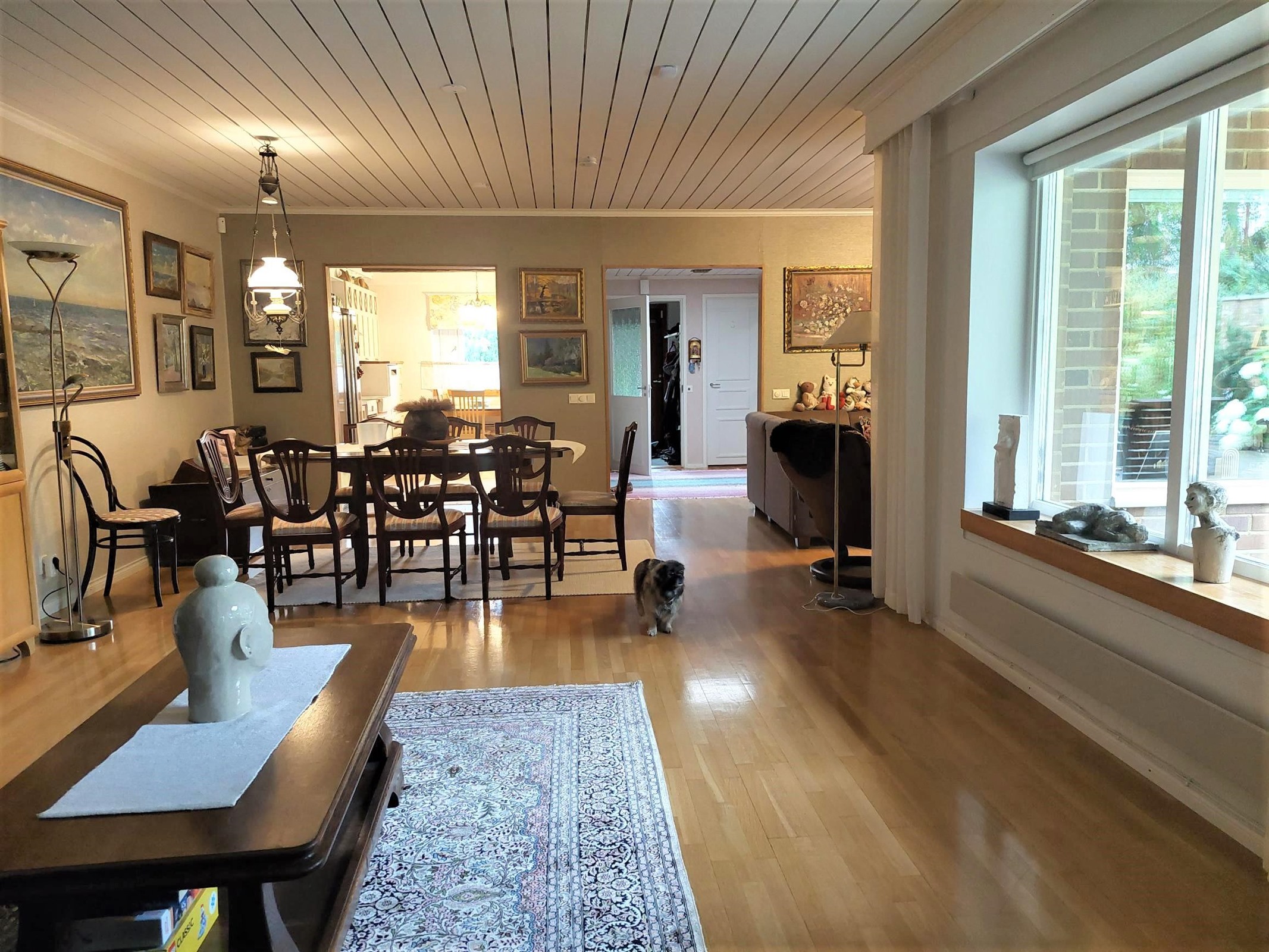 olohuoneesta kohti keittiötä ja eteistä