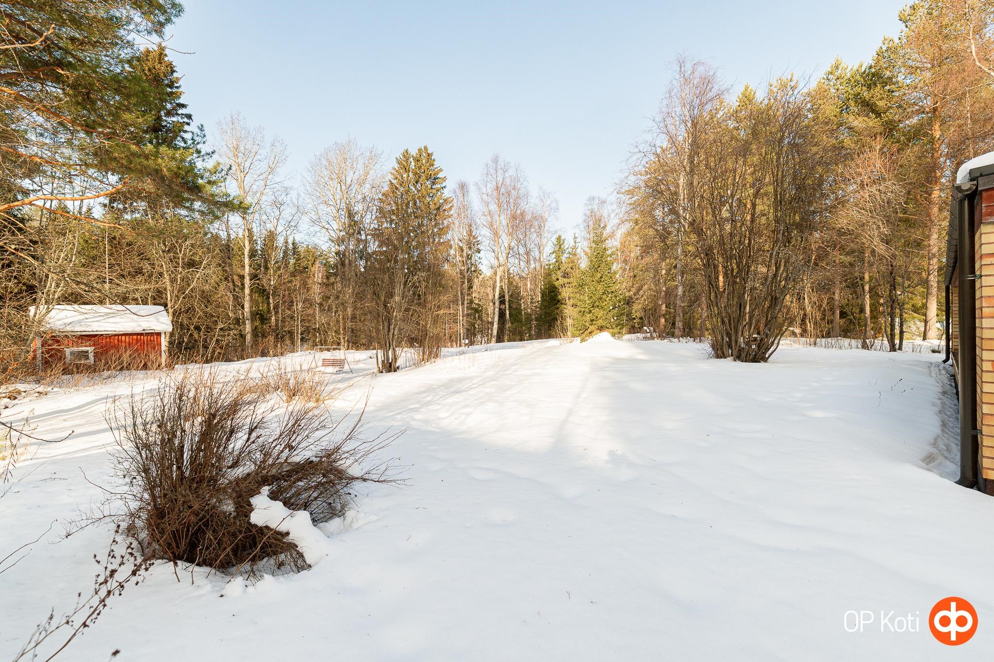 Näkymä talolta joelle päöin