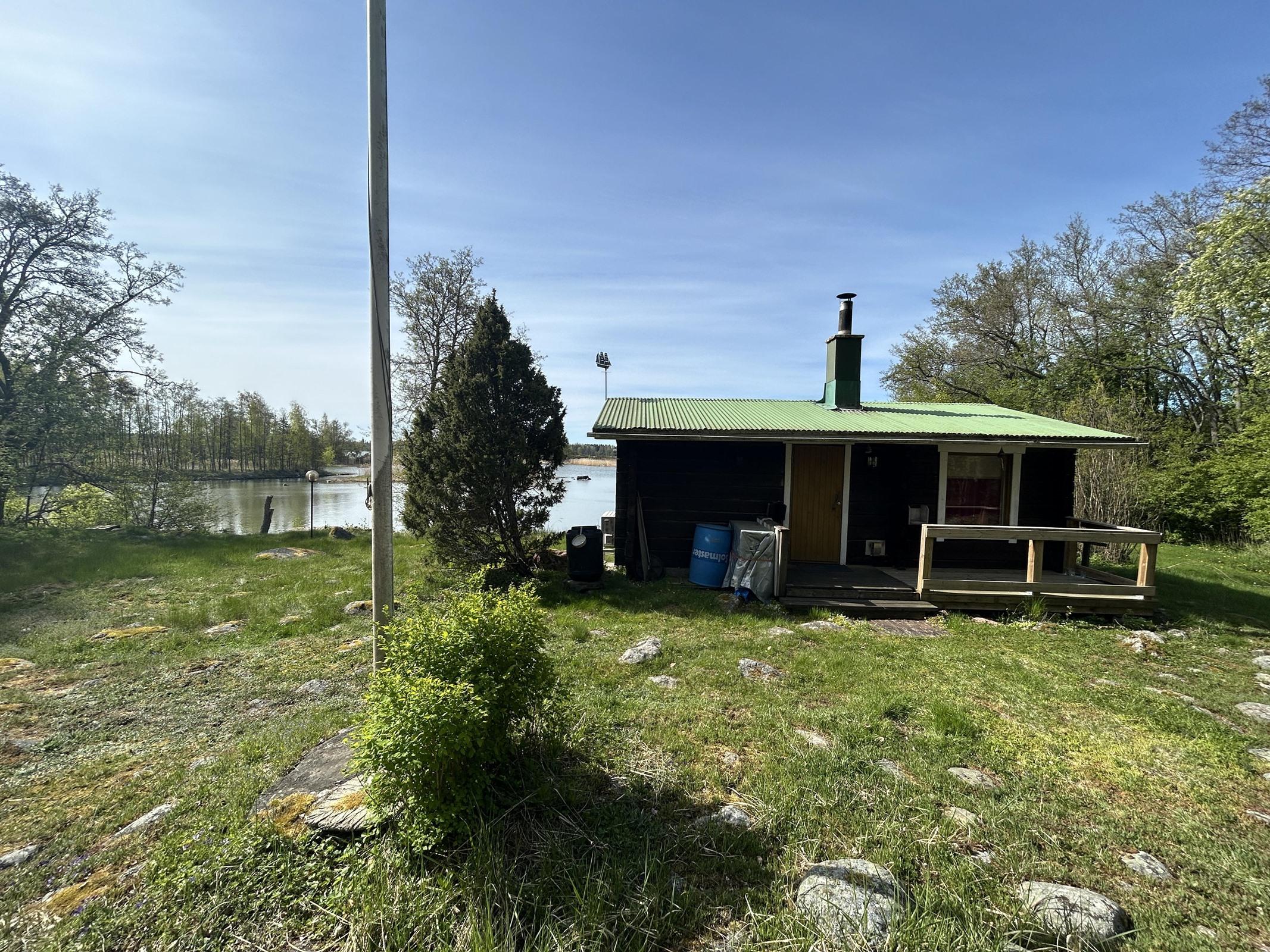 Päämökin takapihaa