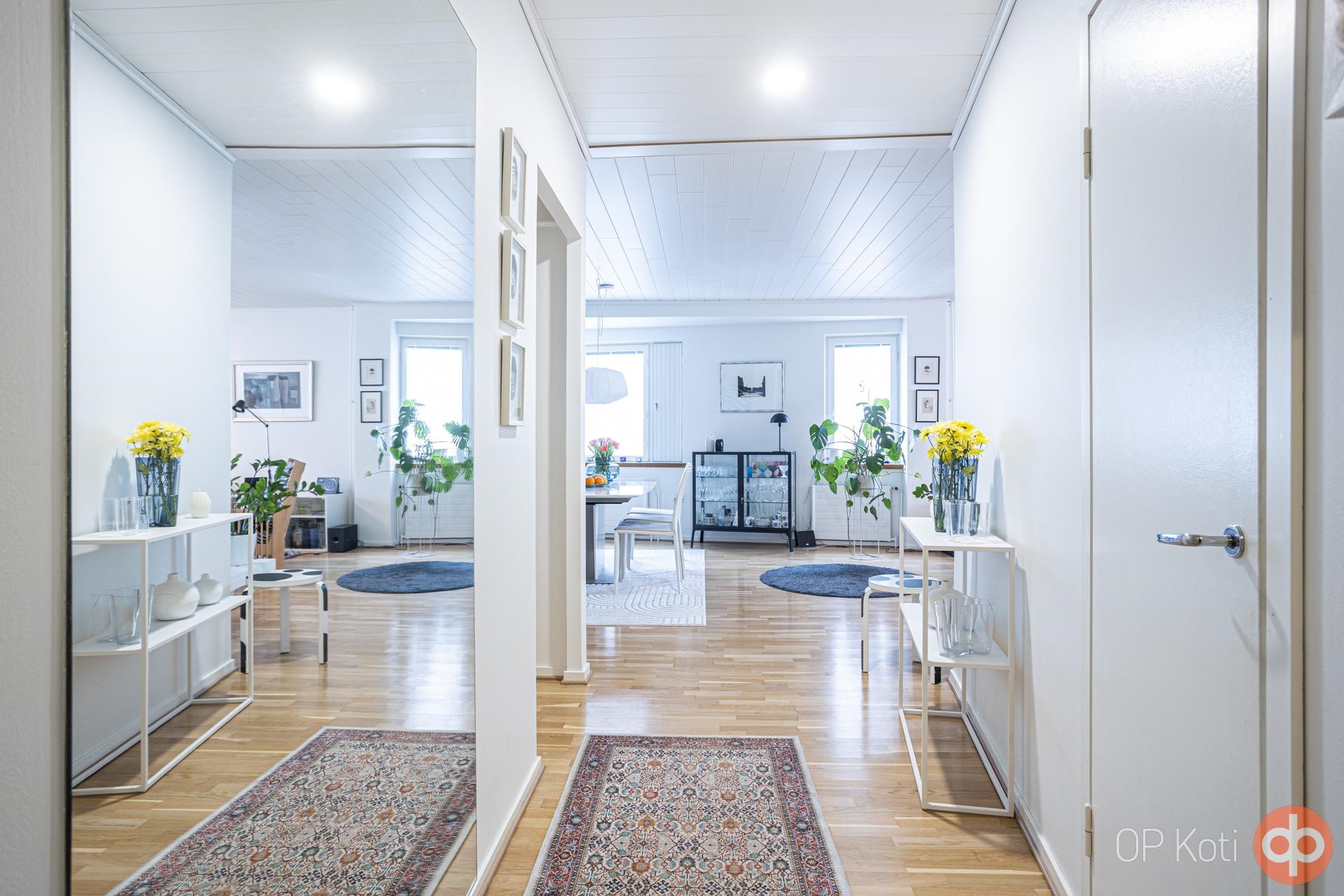 Eteiskäytävä näkymä ruokailutilaan/olohuoneeseen