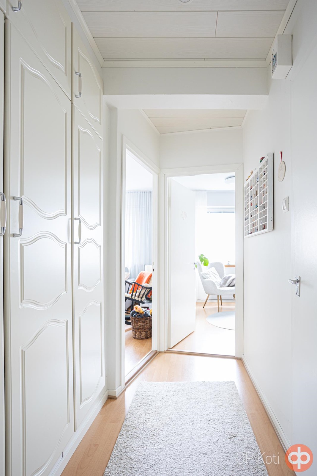 Käytävä kahteen makuuhuoneeseen ja kylpyhuoneeseen