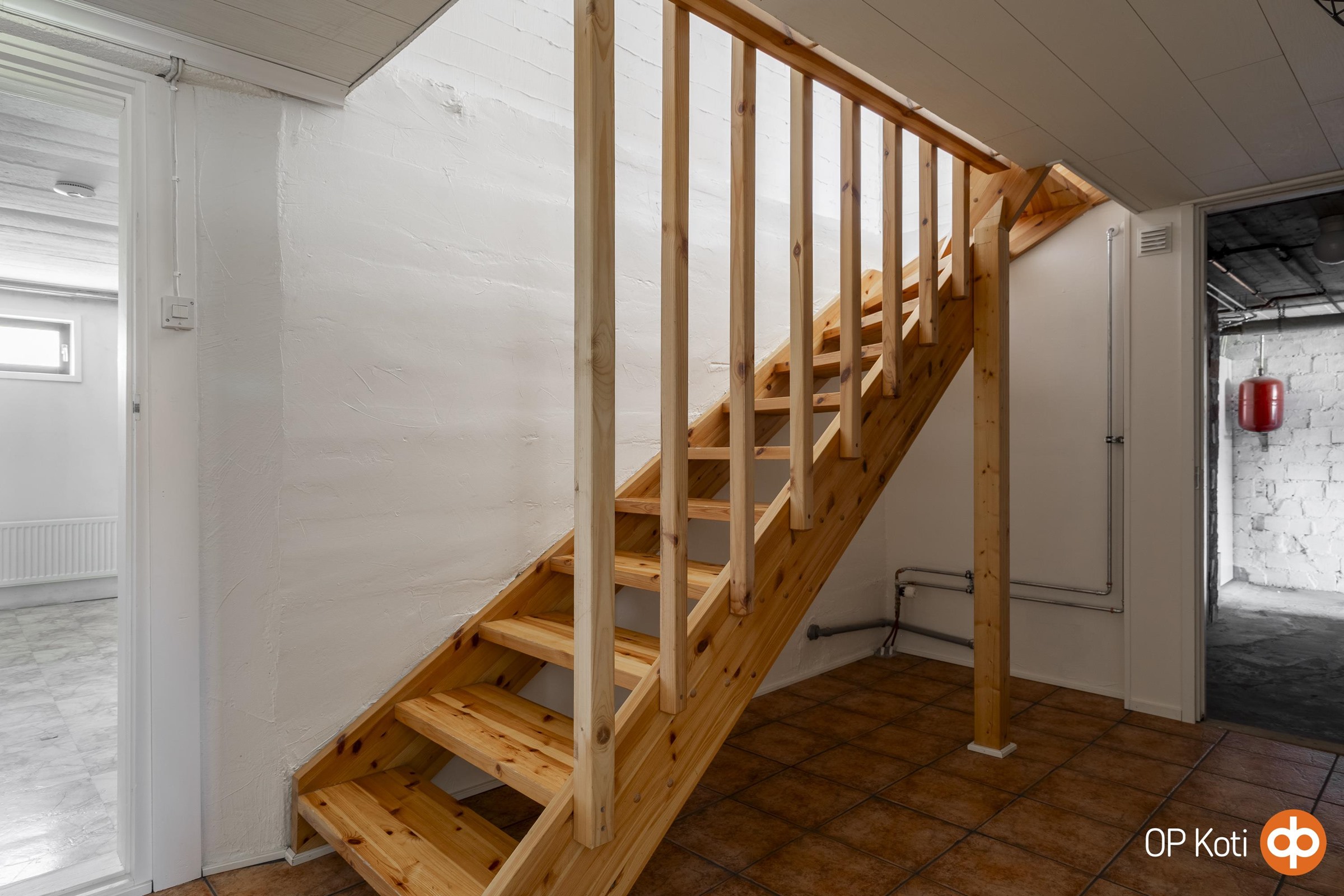 Portaat kellarikerrokseen