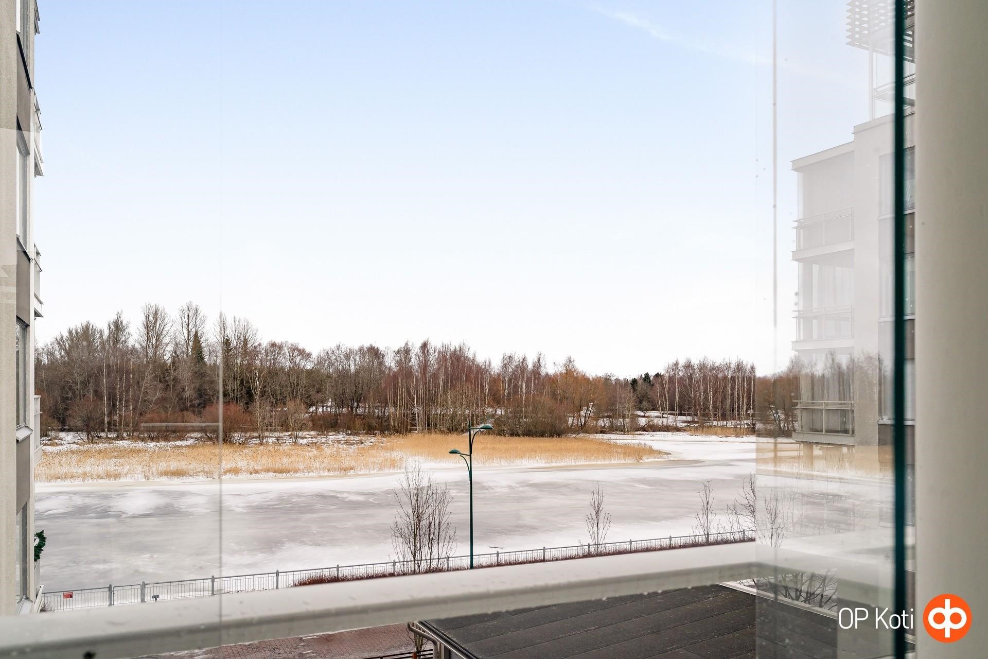 Parvekkeelta näkyy kokenäenjoki