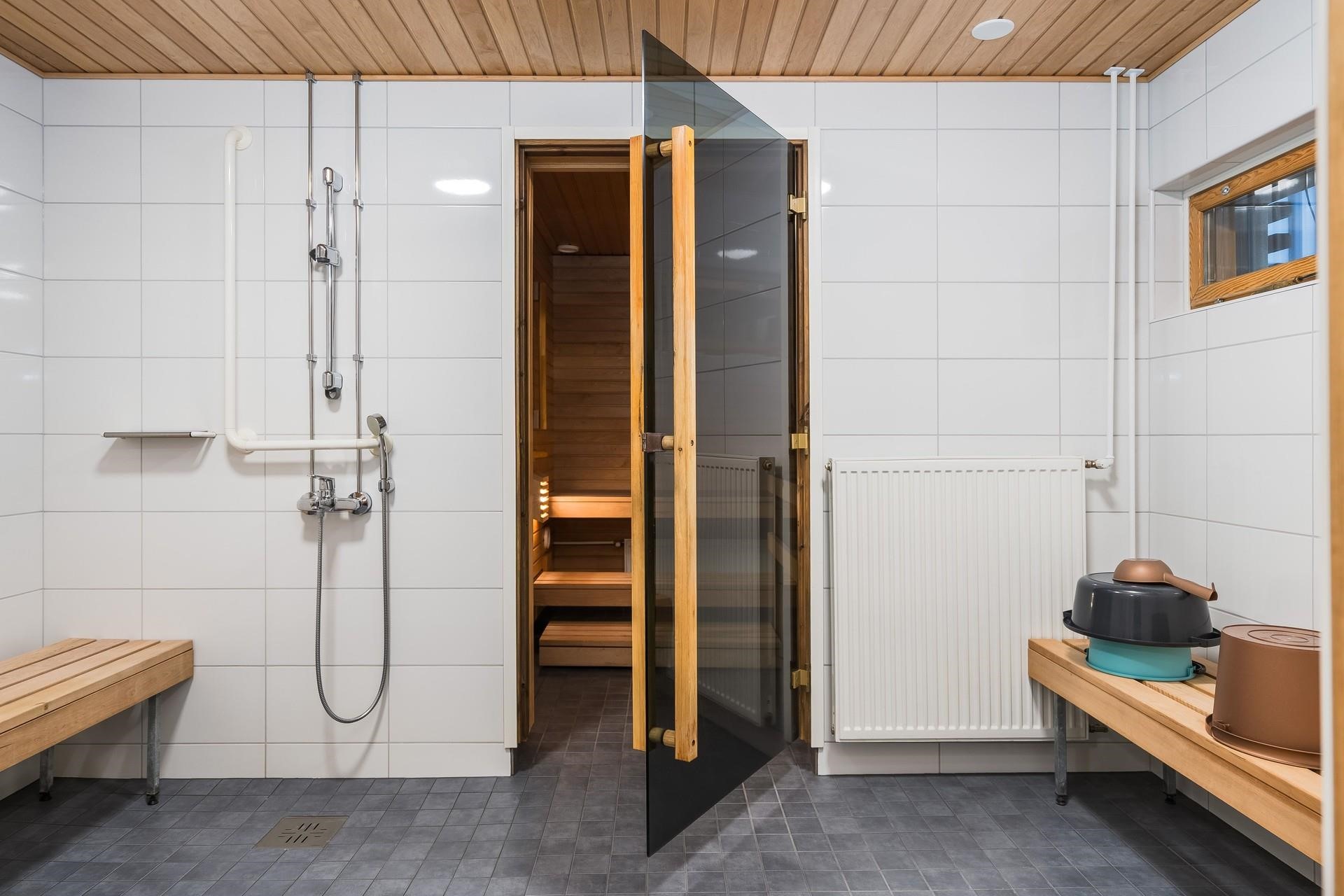 Taloyhtiön saunan pesuhuone