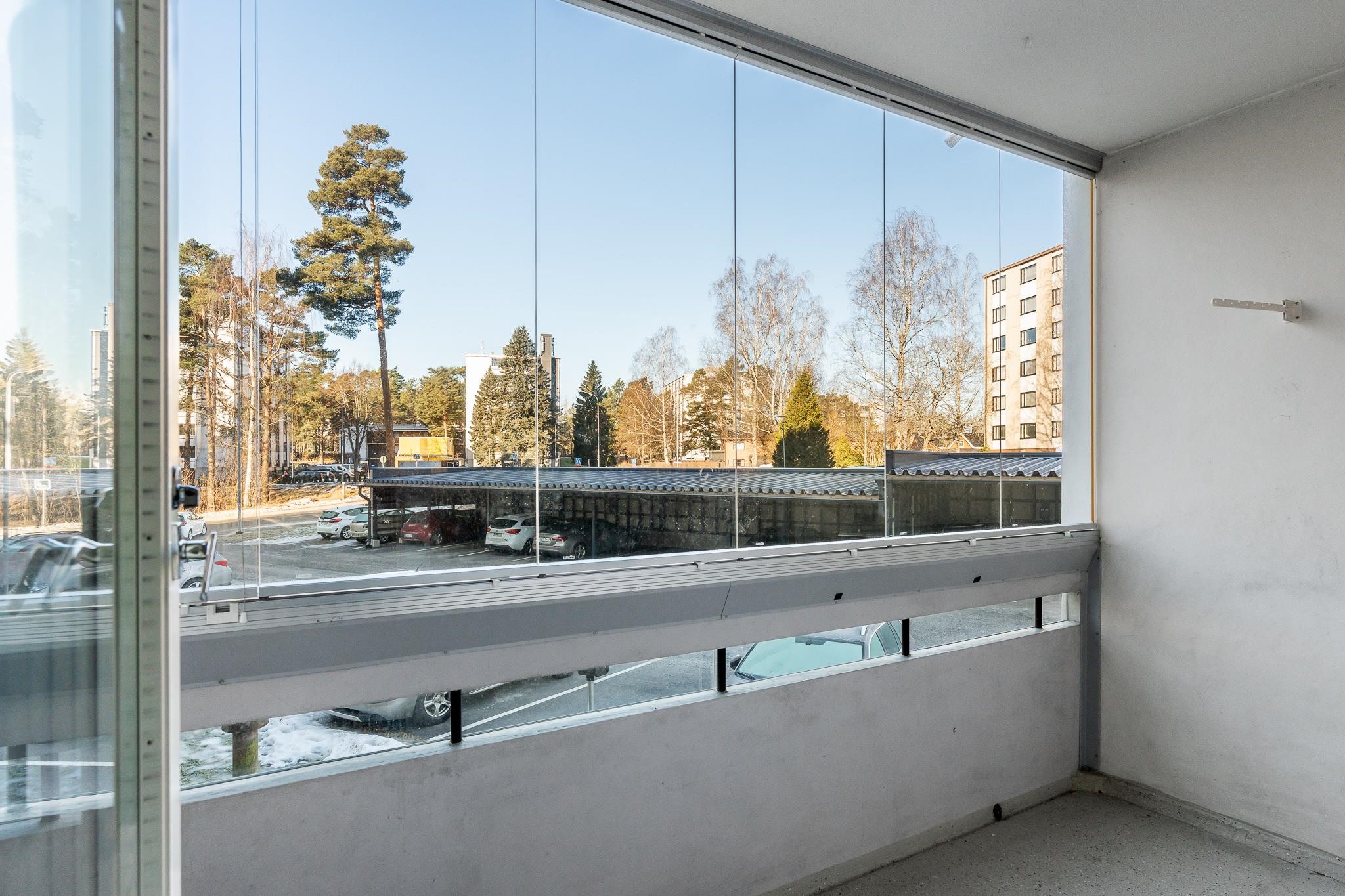 Lasitettu länsiparveke