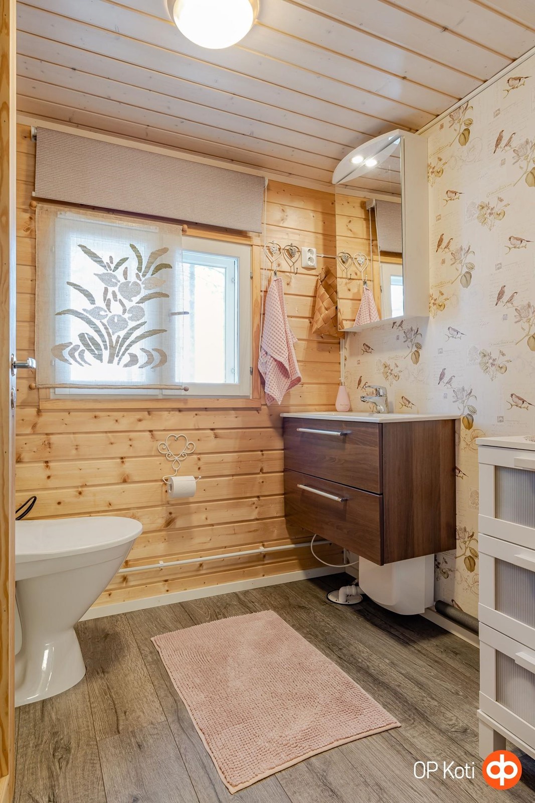 Päärakennuksen erillinen wc