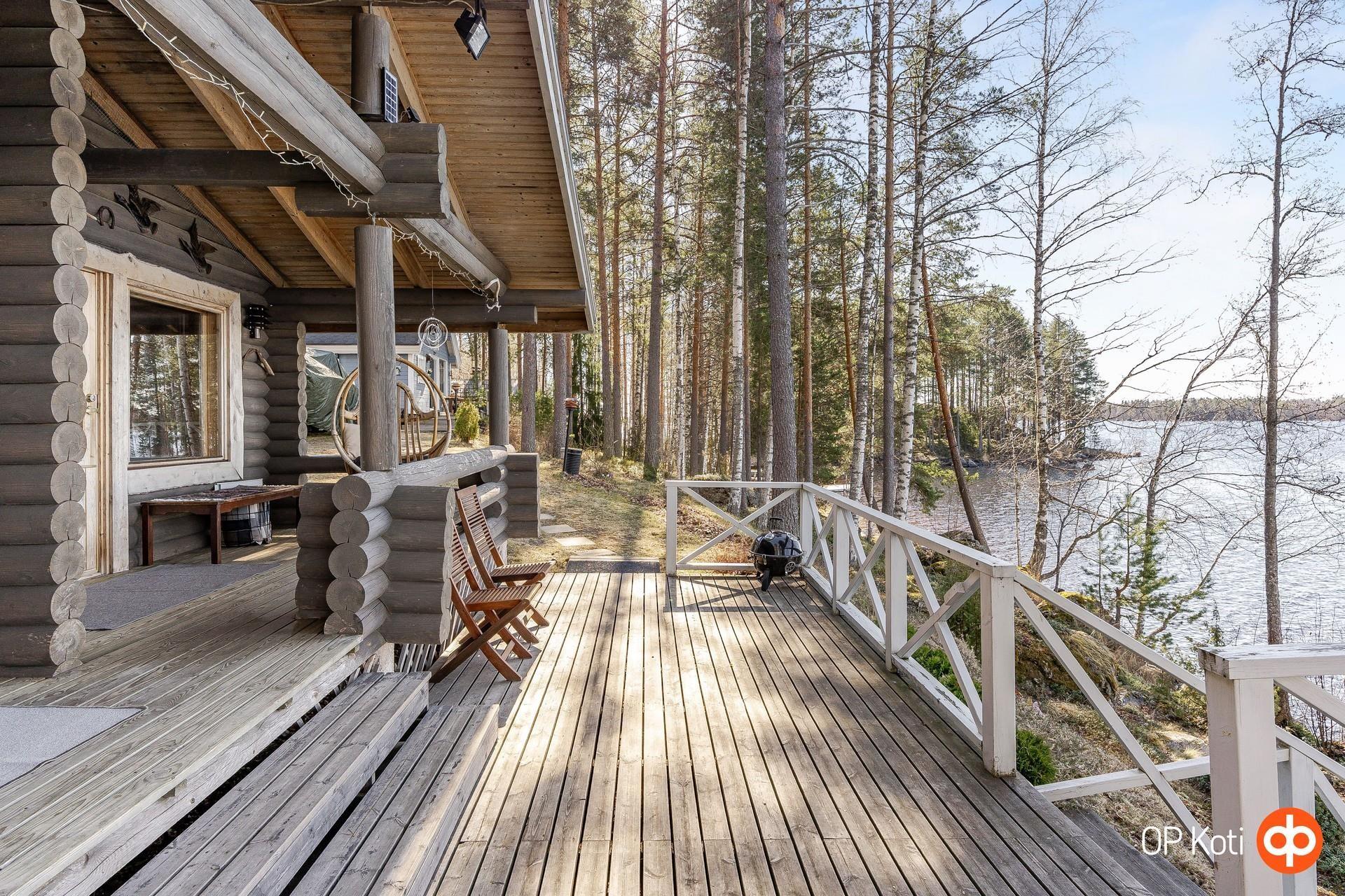 Iso terassi Kyyveden rannalla