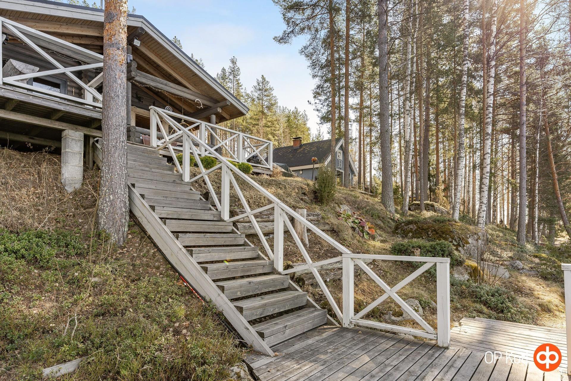 Saunarakennus josta katettu kulku järveen
