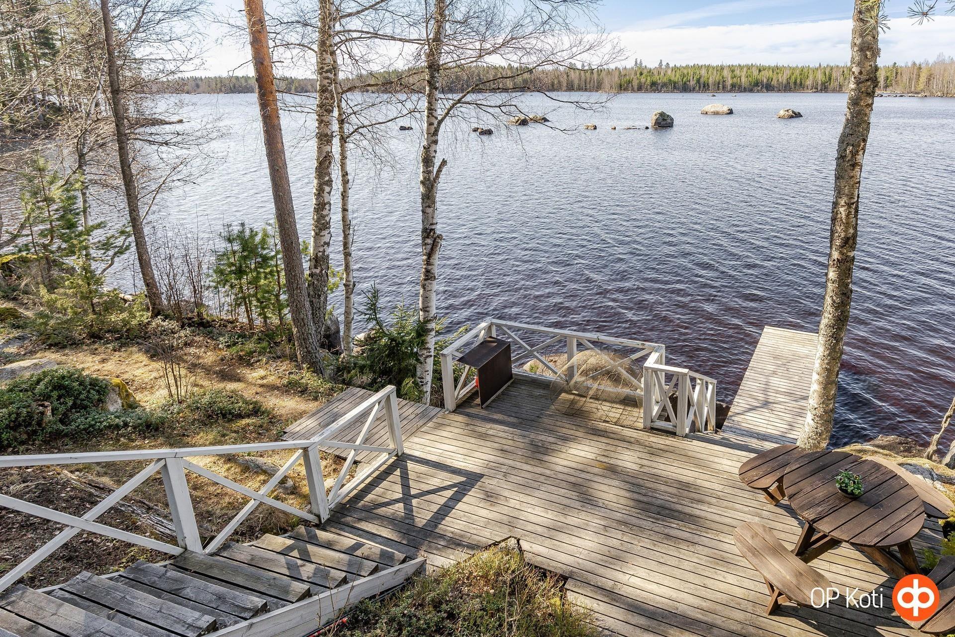 katettu kulku saunalta järveen