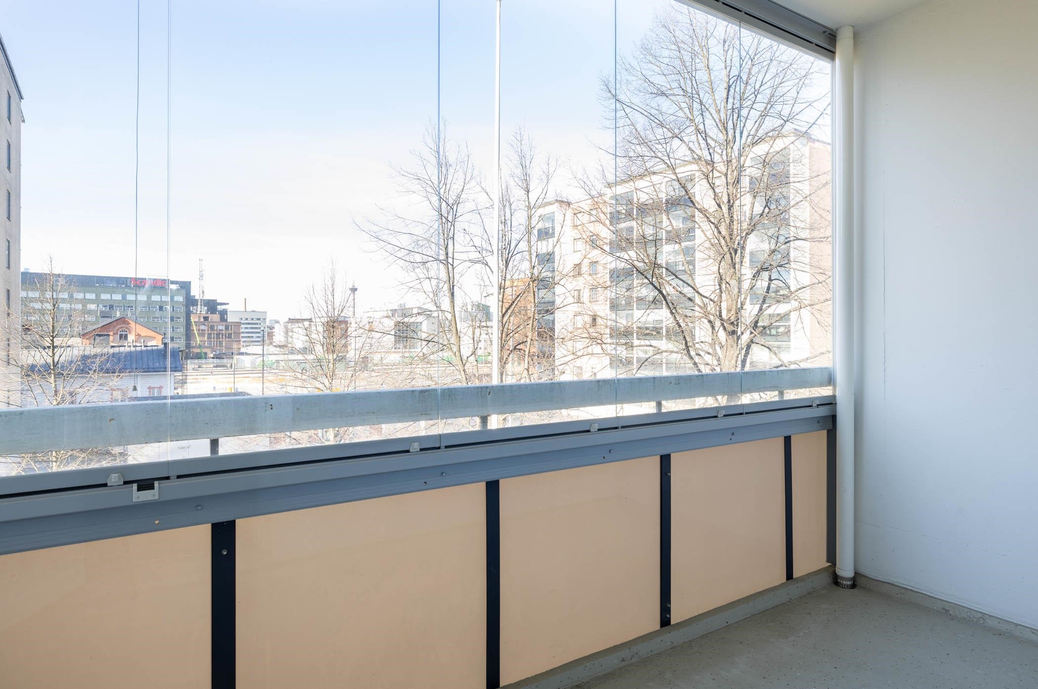 lasitettu parveke länteen