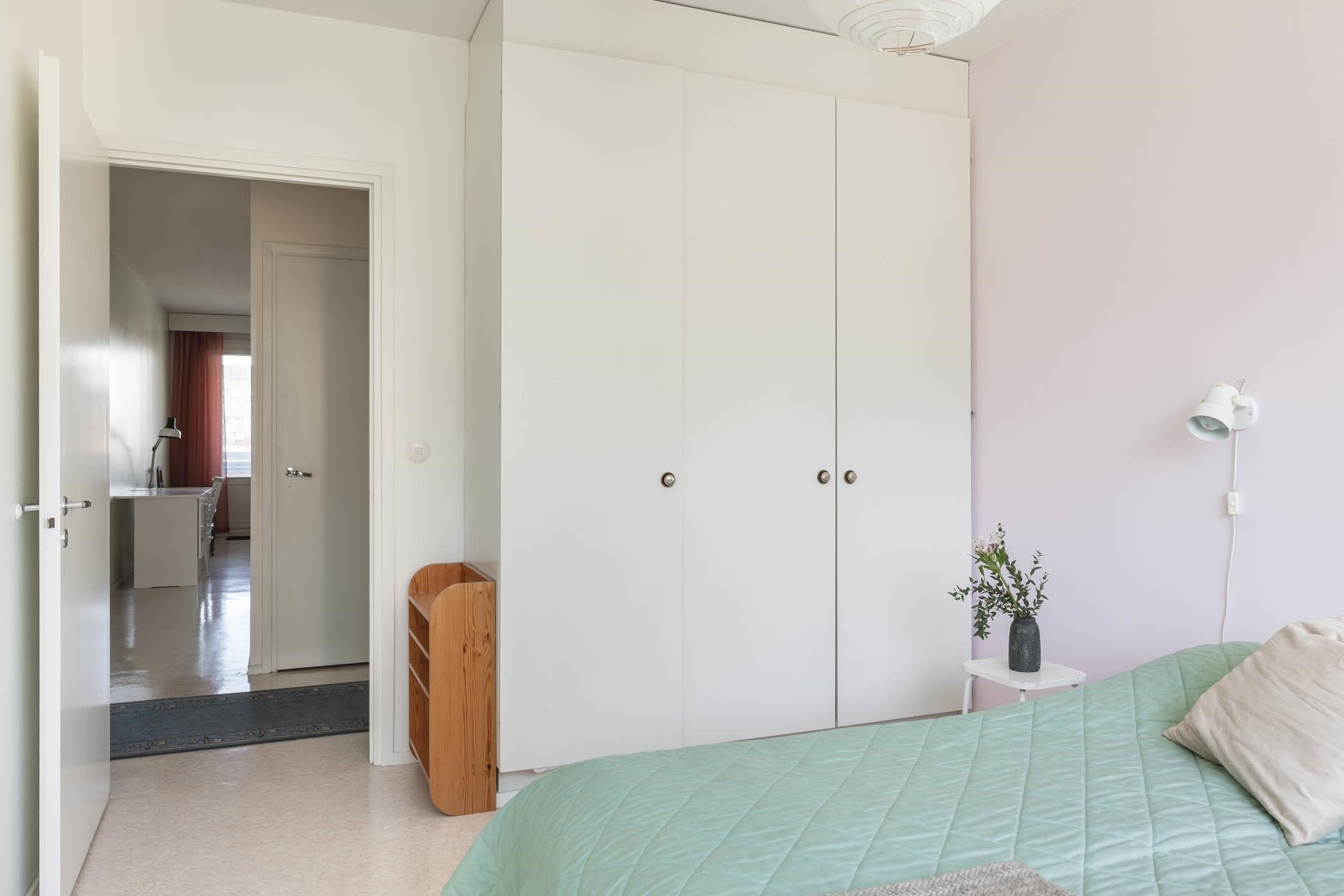 makuuhuoneessa on komeroita