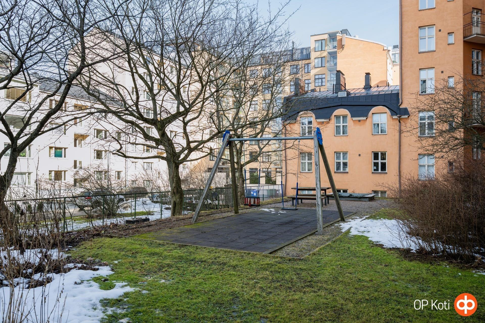 Taloyhtiön sisäpihalla kesäisin grilli ja oleskelu