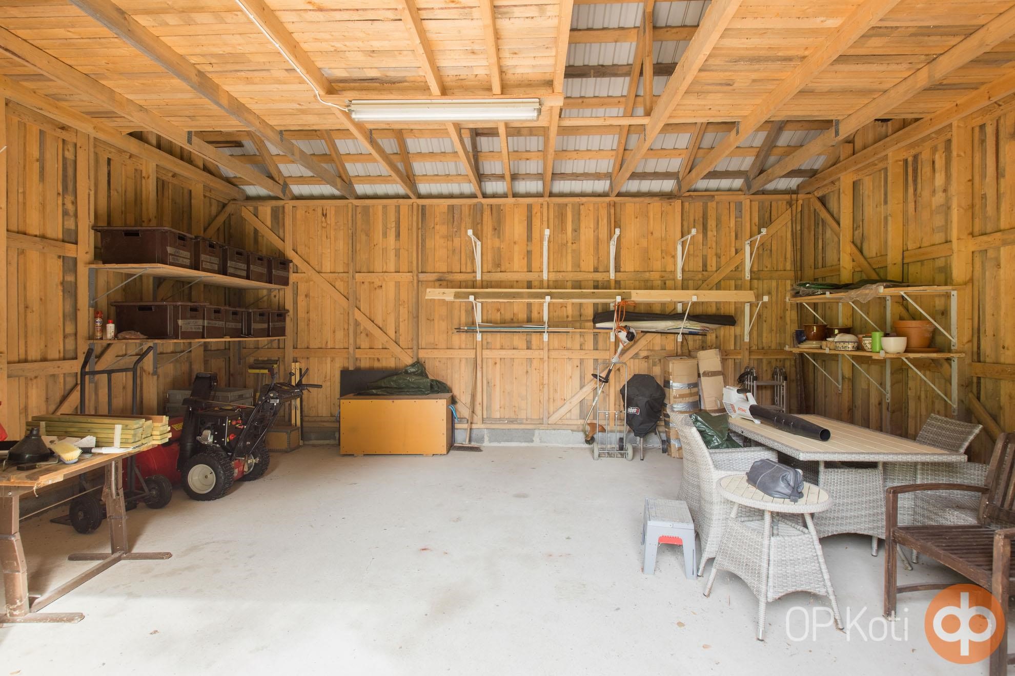 Isompi autokatos sisältä