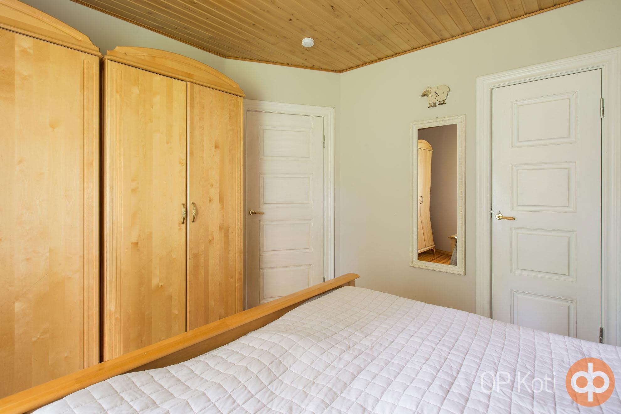 Päämakuhuoneessa vaatehuone