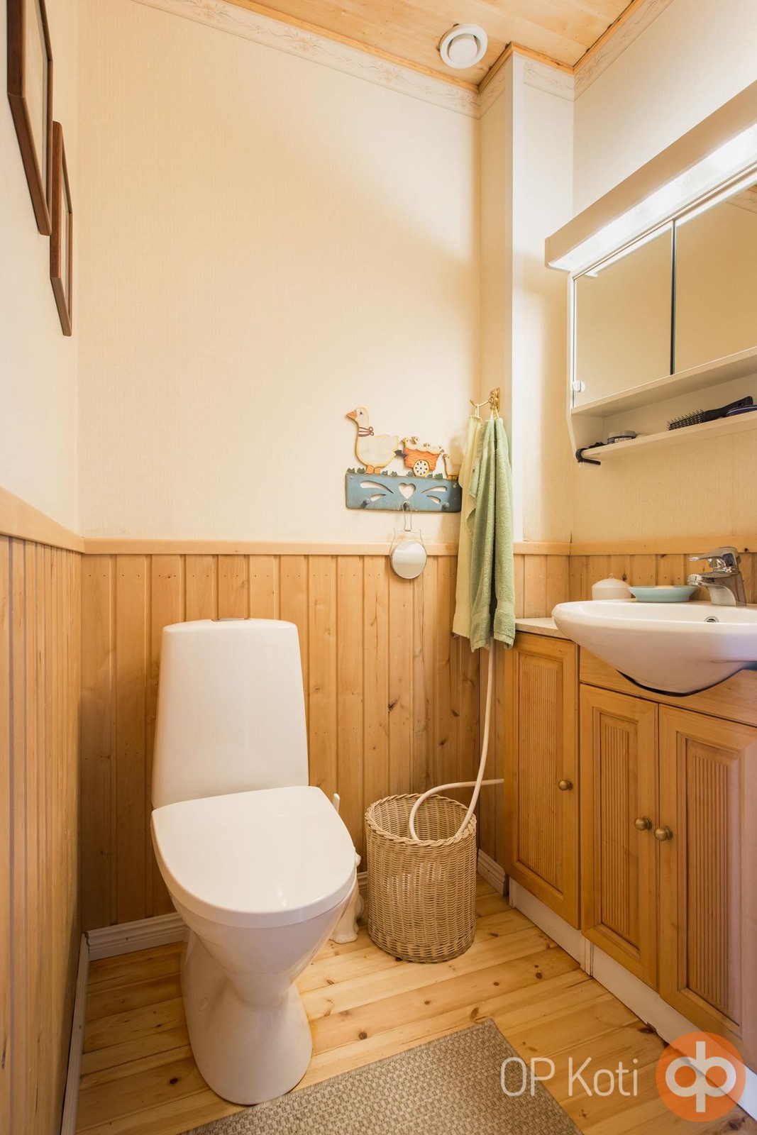 yläkerrassa erillinen wc