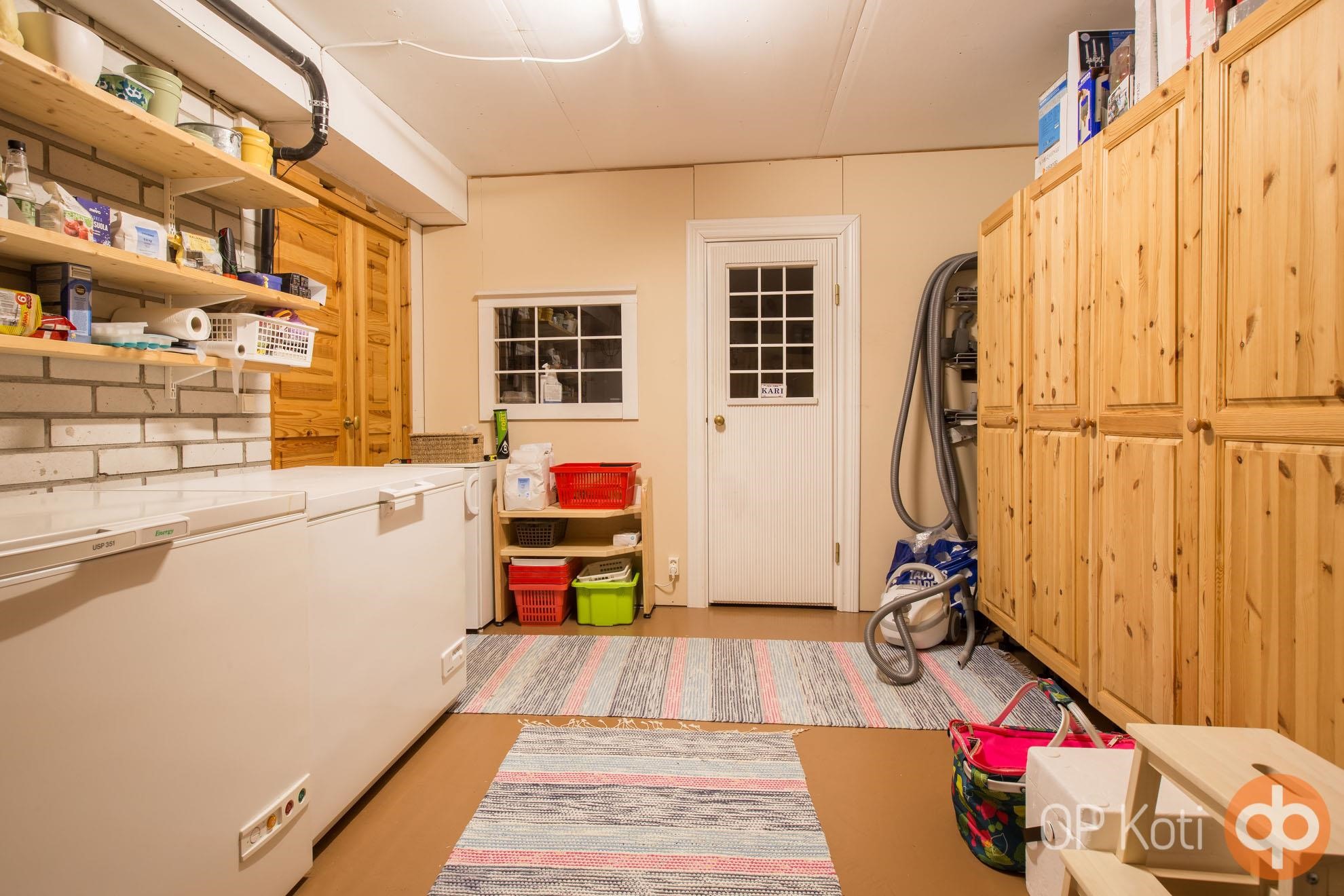 Säilytystiloja omakotitalon alakerrassa