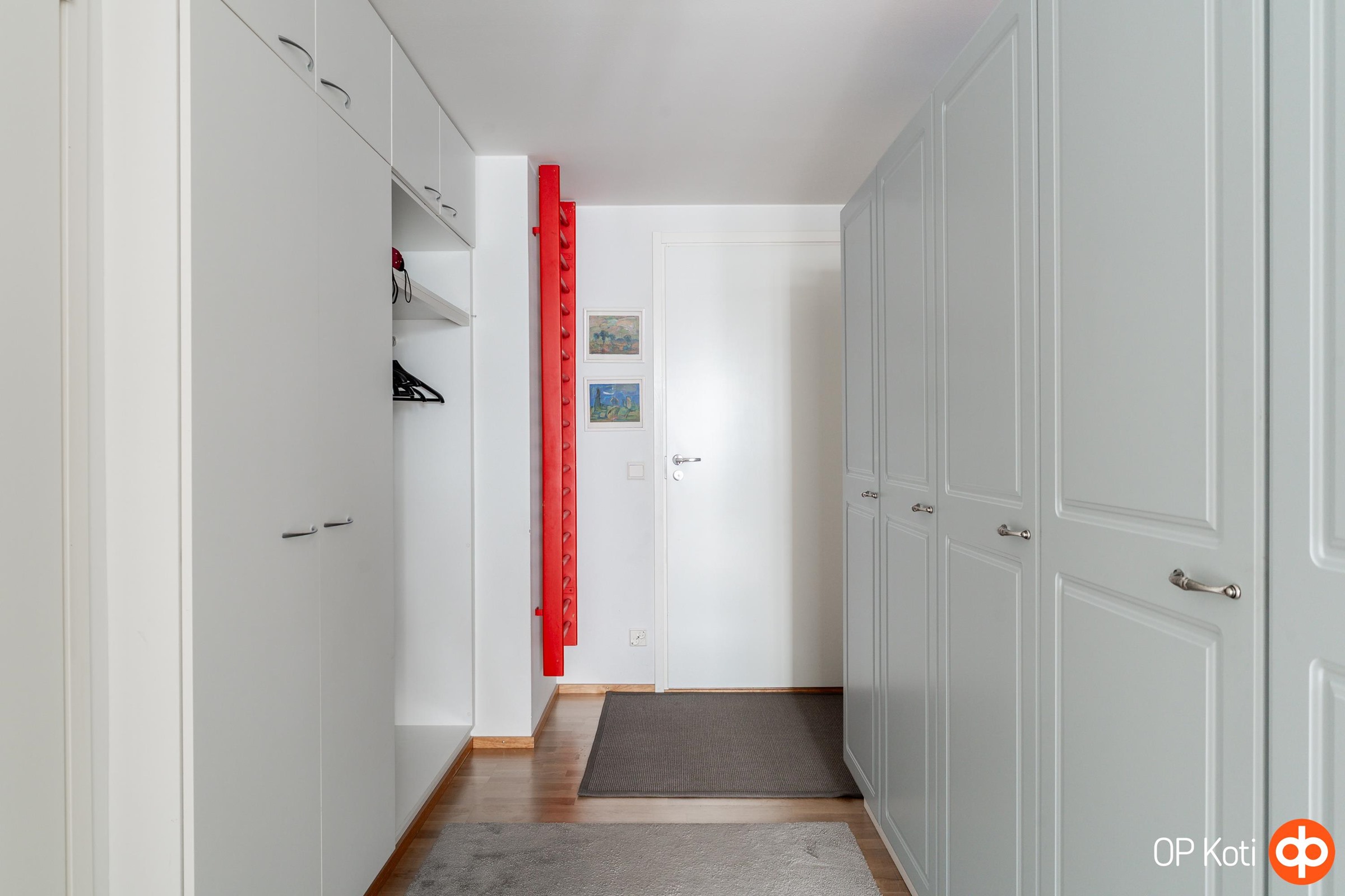 Eteisessä paljon kaappitilaa