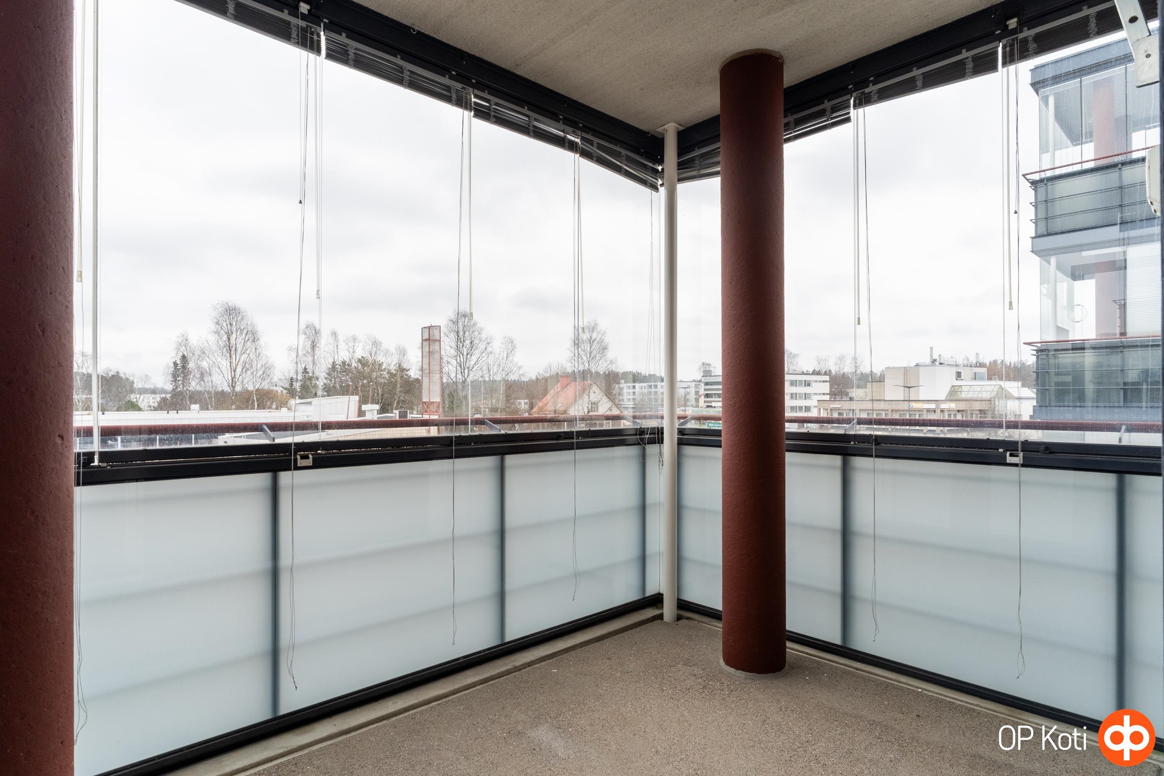 Tilava lasitettu parveke