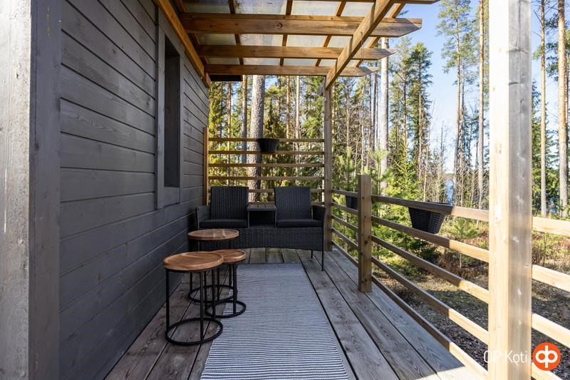 Aitan vieressä terassi