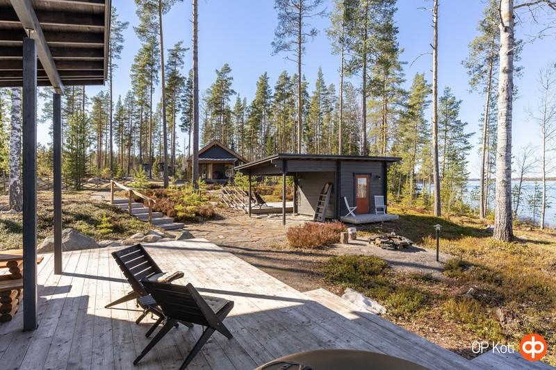 Saunan etuterassi ja nukkuma-aitta