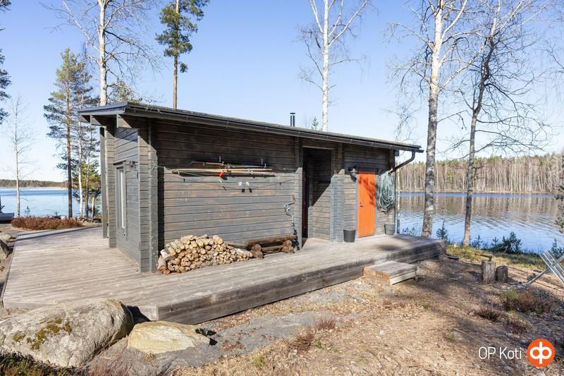 Saunarakennuksen ympärillä terassi