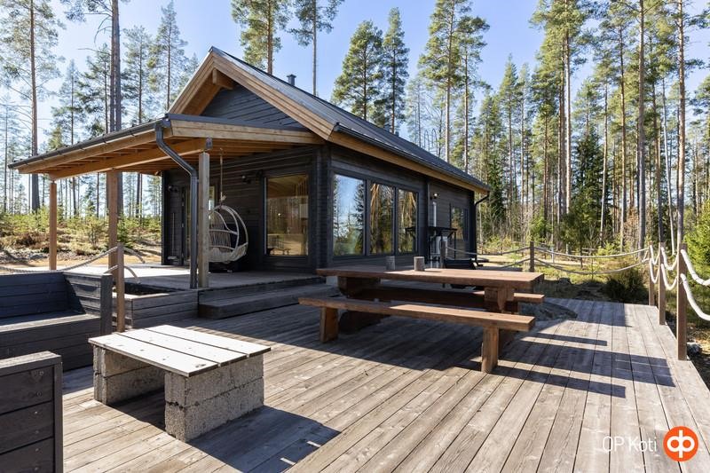 Päärakennuksen iso terassi-alue