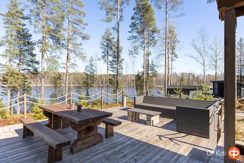 Päärakennuksen terassialue