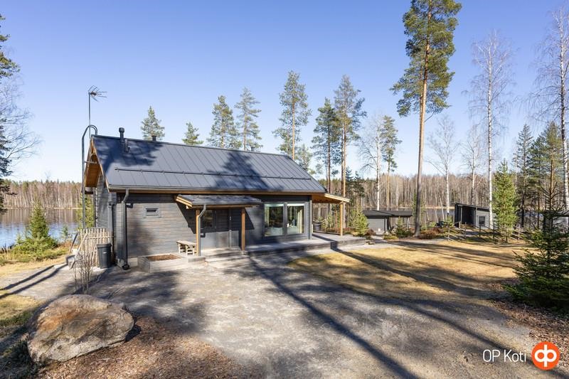 Päärakennus ja taustalla sauna, aitta