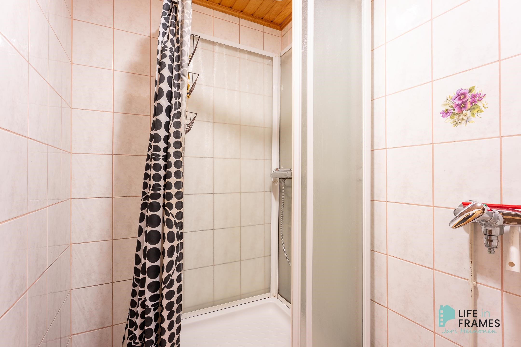 majoituspuolen suihkuhuone