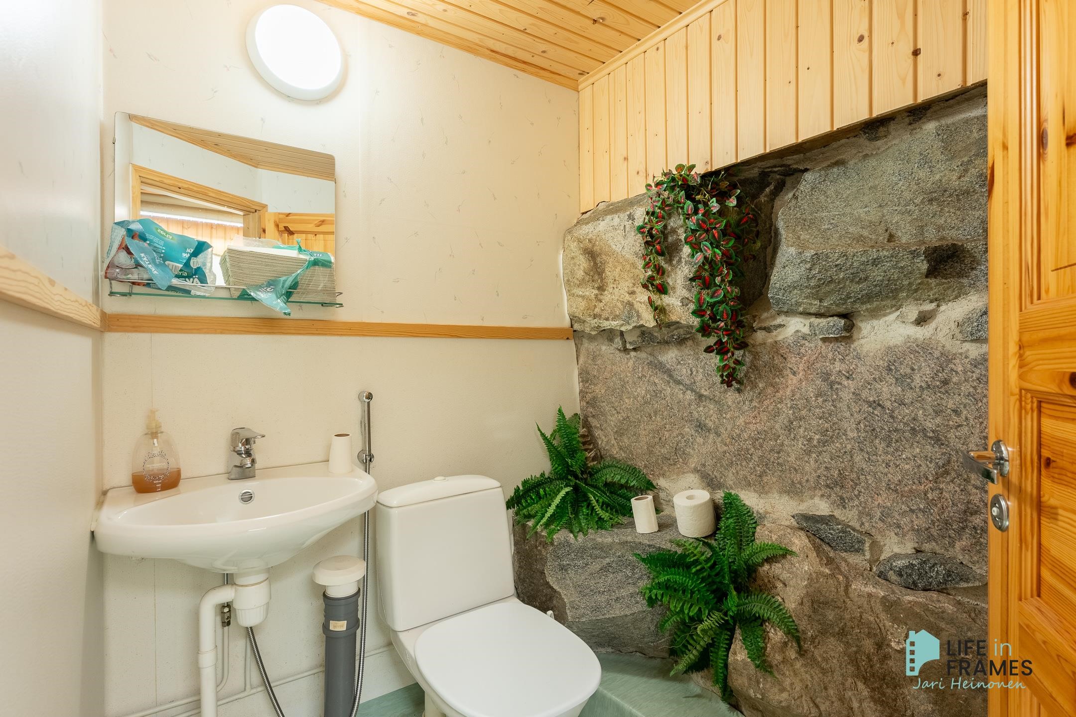 juhlatilan wc (alakerrassa)