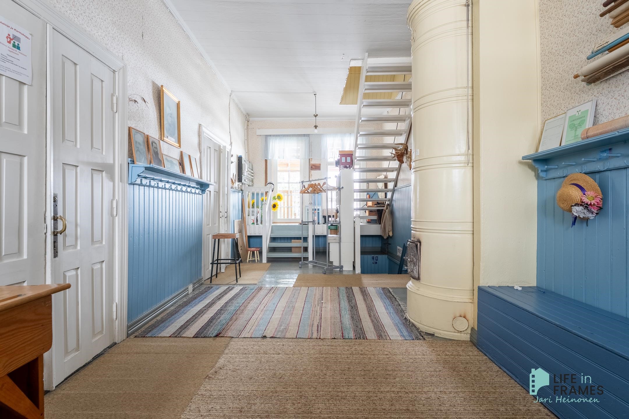 juhlatilan sisäänkäynti ja portaat alakertaan