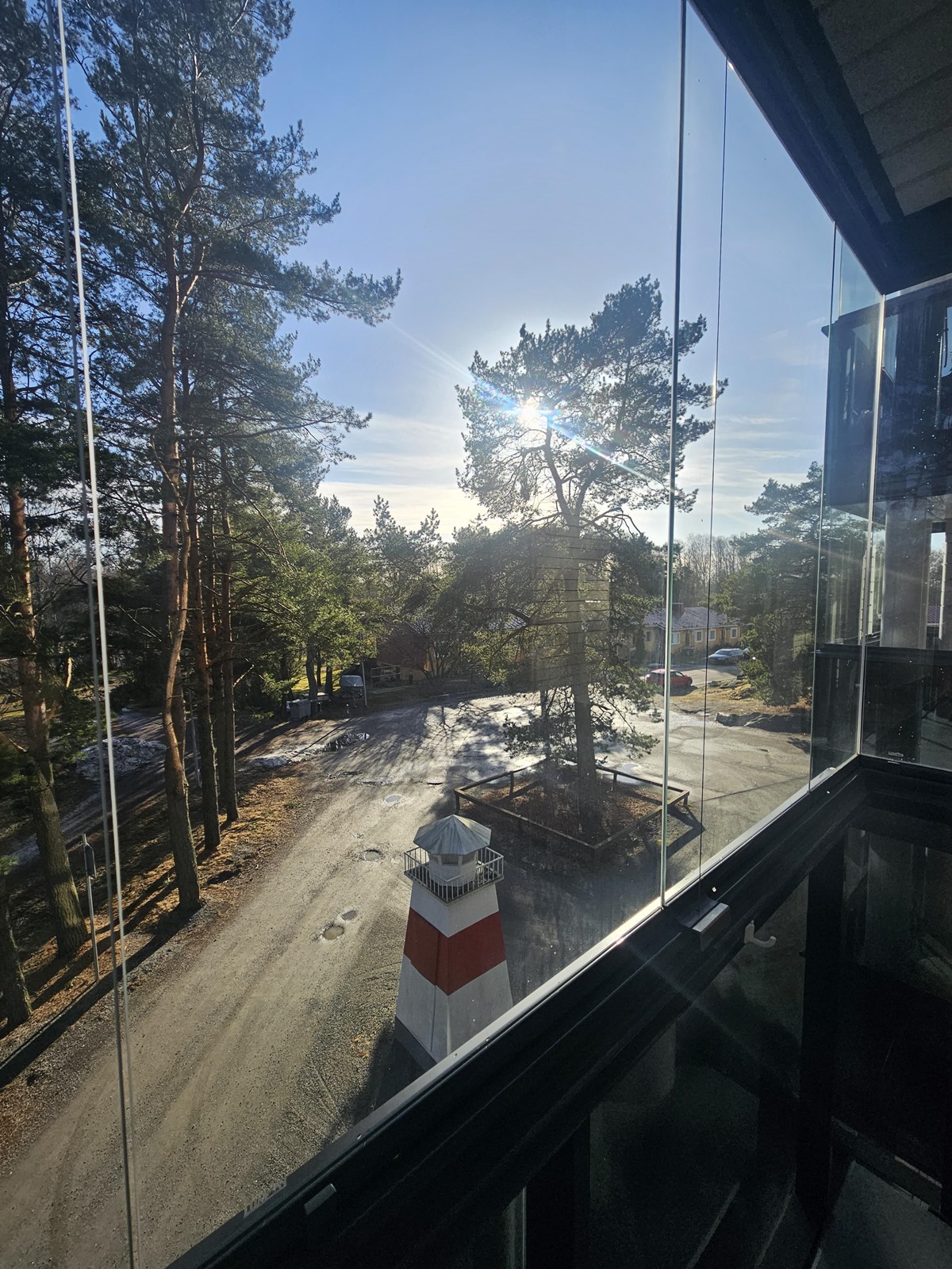 näkymä parvekkeelta kadulle päin