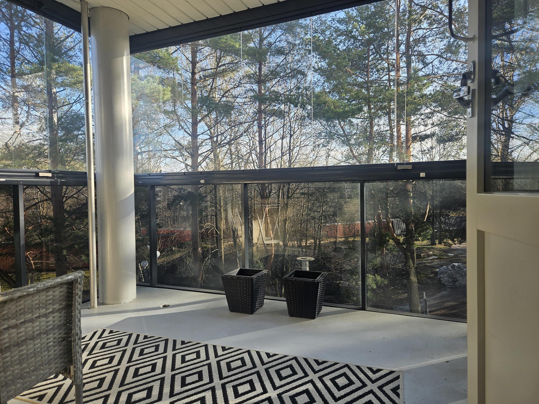 tilava lasitettu parveke