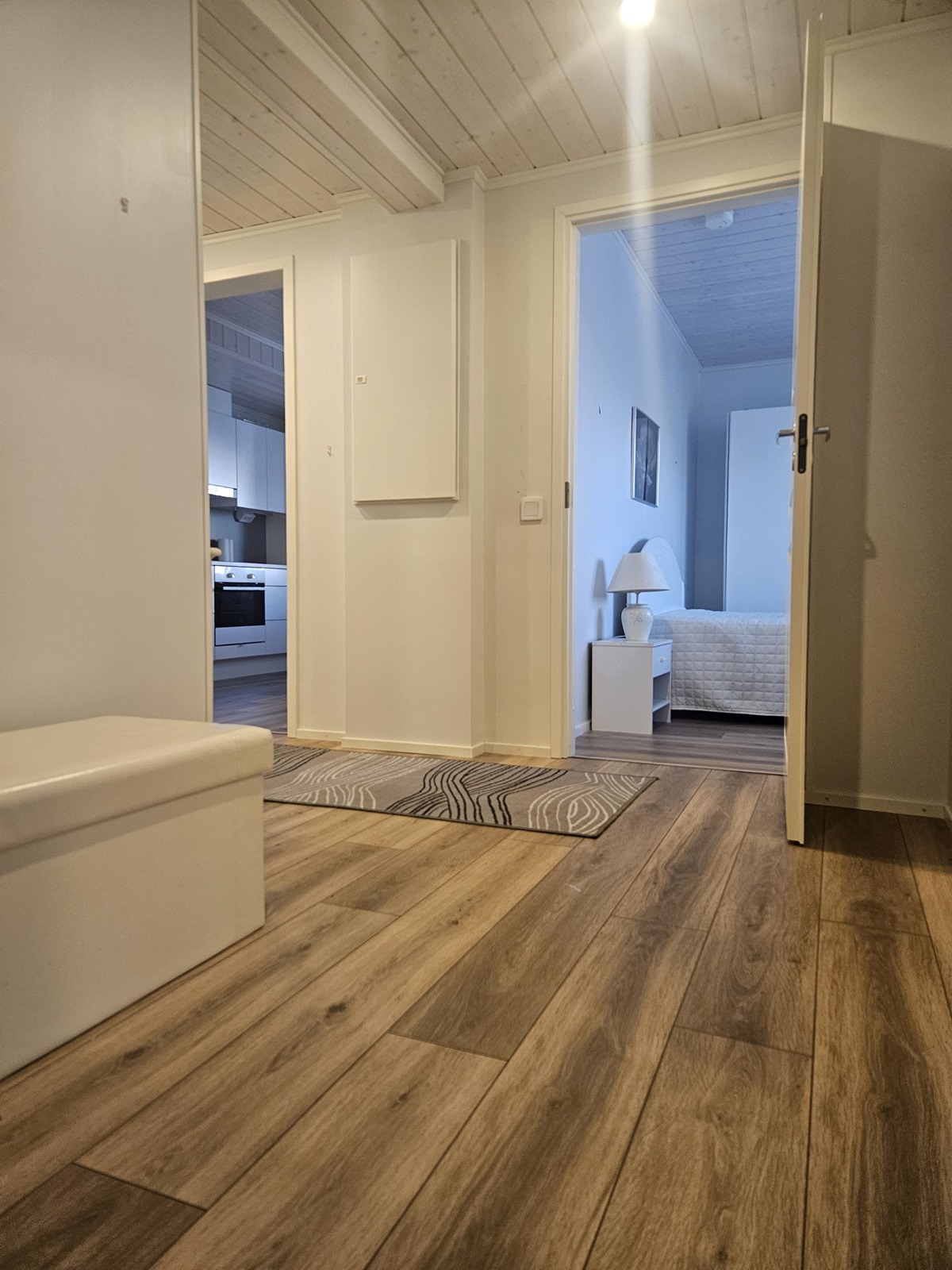 olohuoneesta kohti makuuhuonetta ja keittiötä