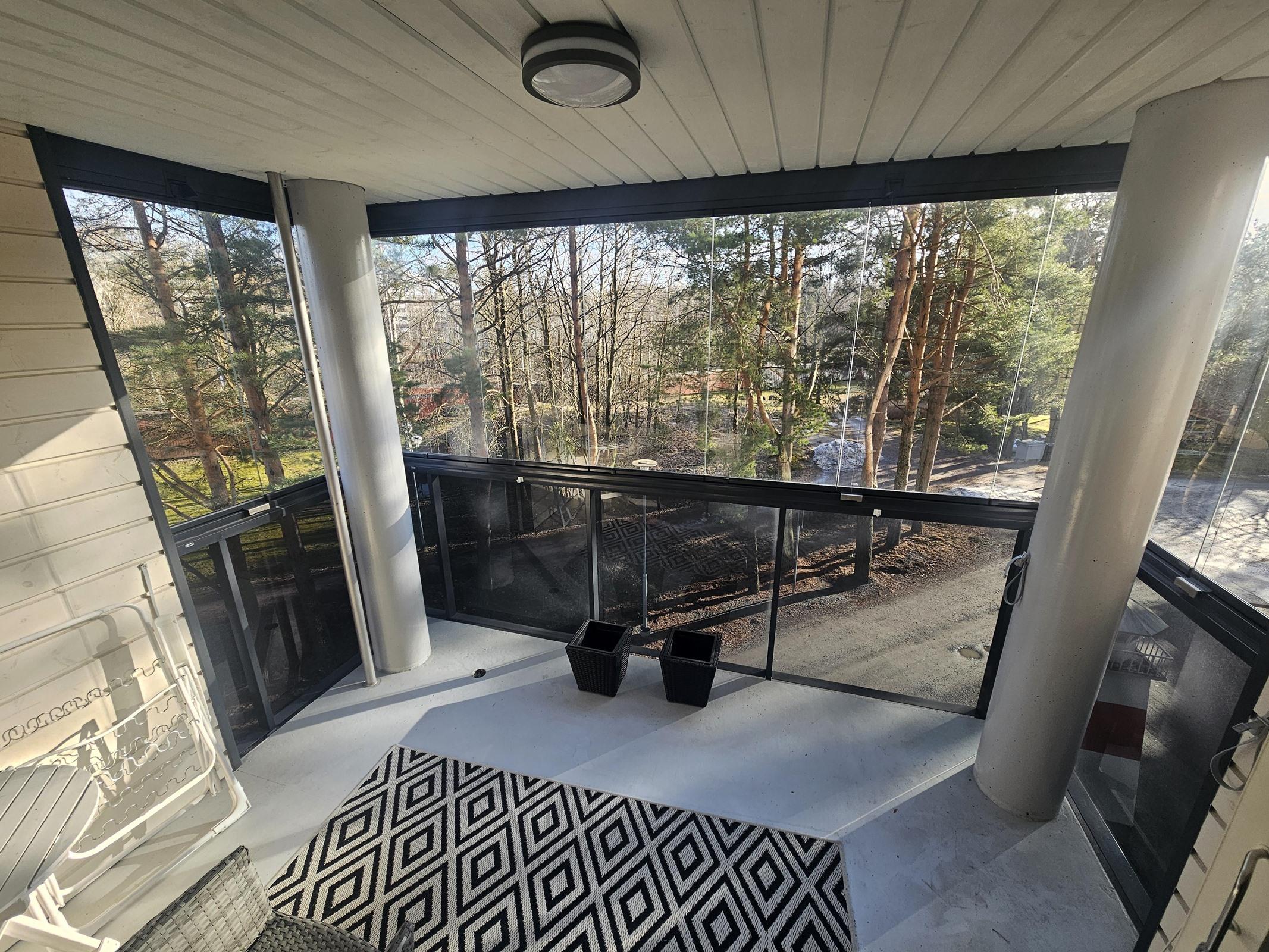 tilava lasitettu parveke