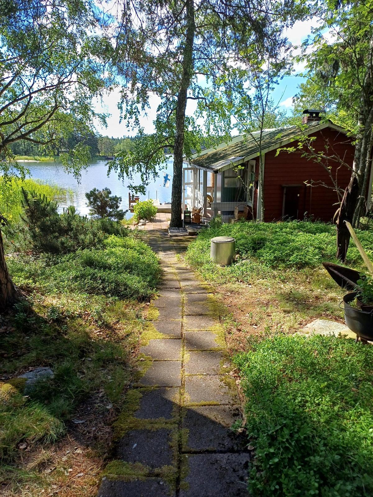 rannassa saunarakennus