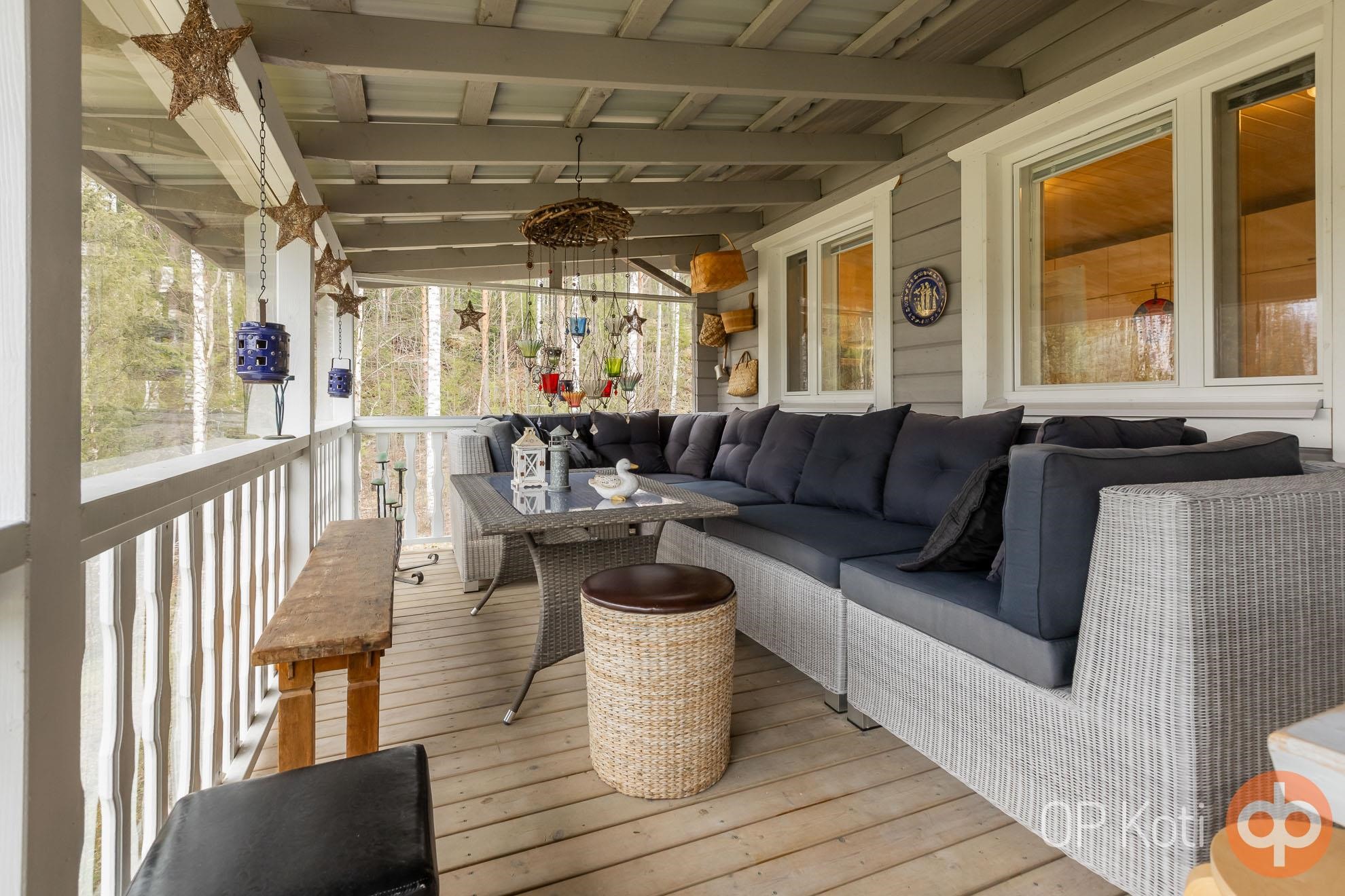 omakotitalon iso takaterassi