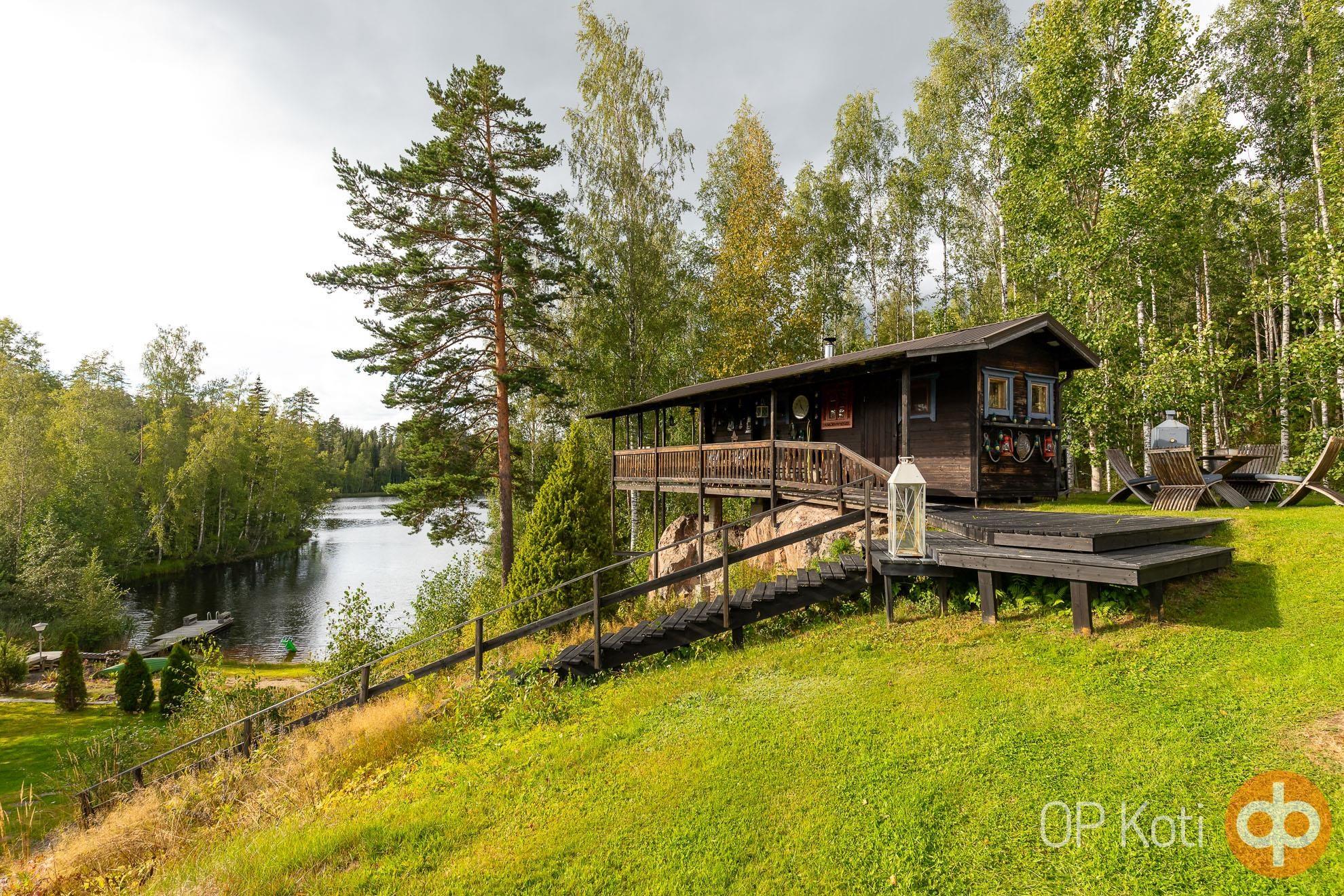 Saunarakennus jossa myös erillinen pukuhuone