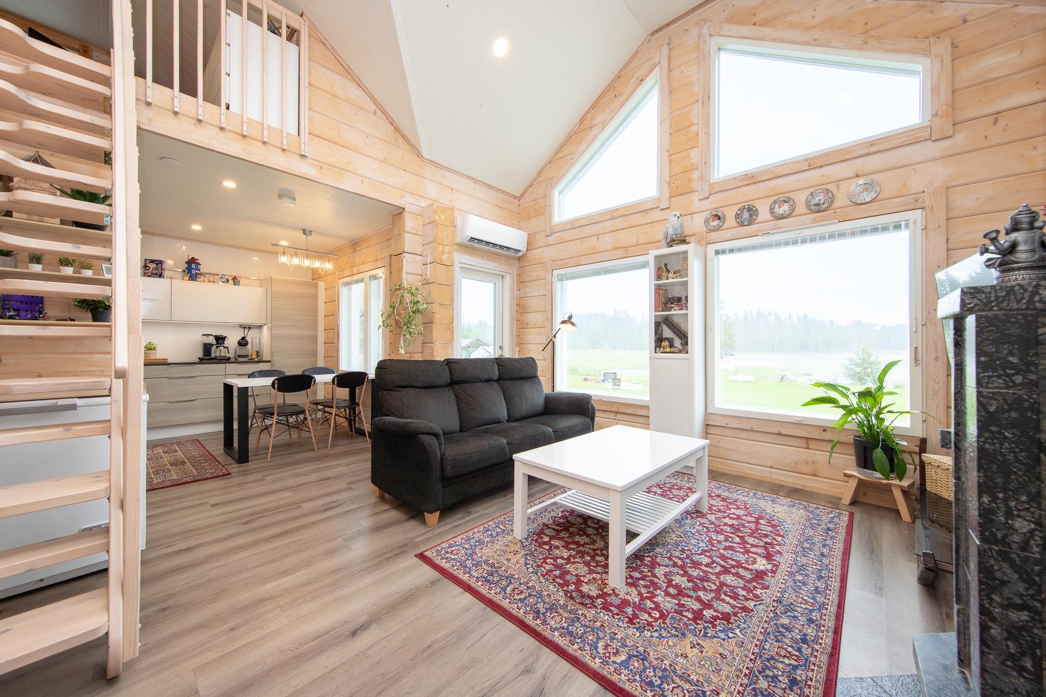 Olohuoneesta isot ikkunat järvelle