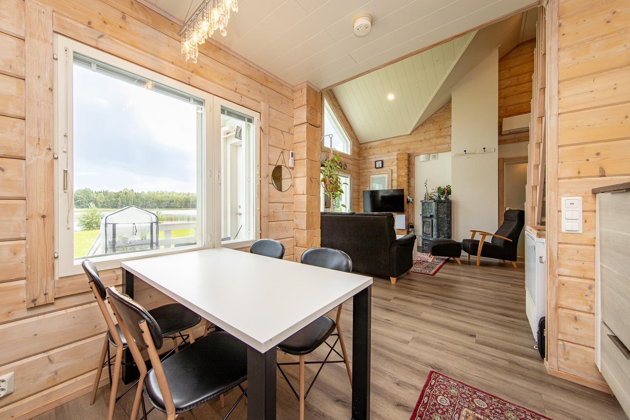 Omakotitalon keittiö