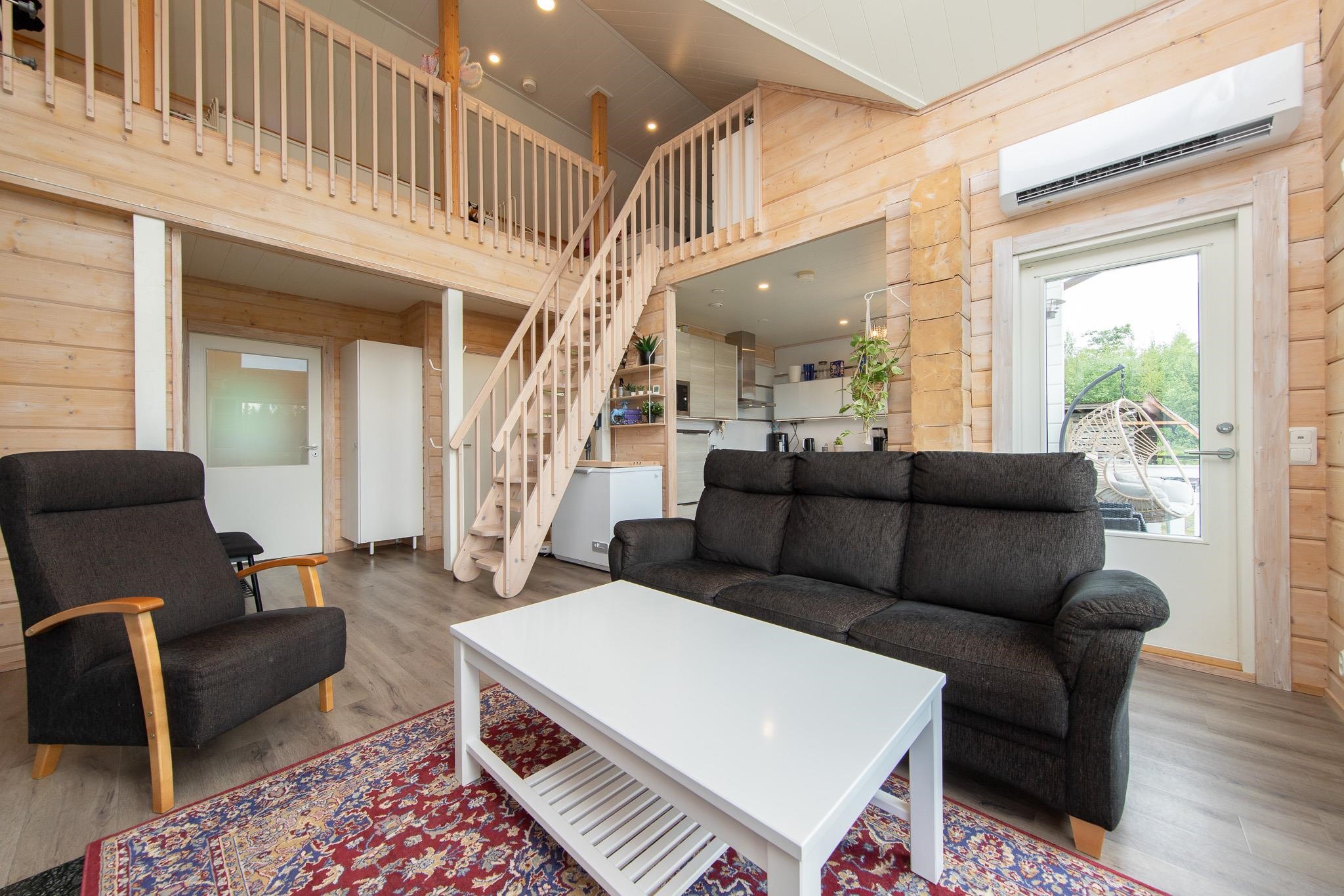 Ylhäällä parvi jossa on hyvin nukkumatilaa