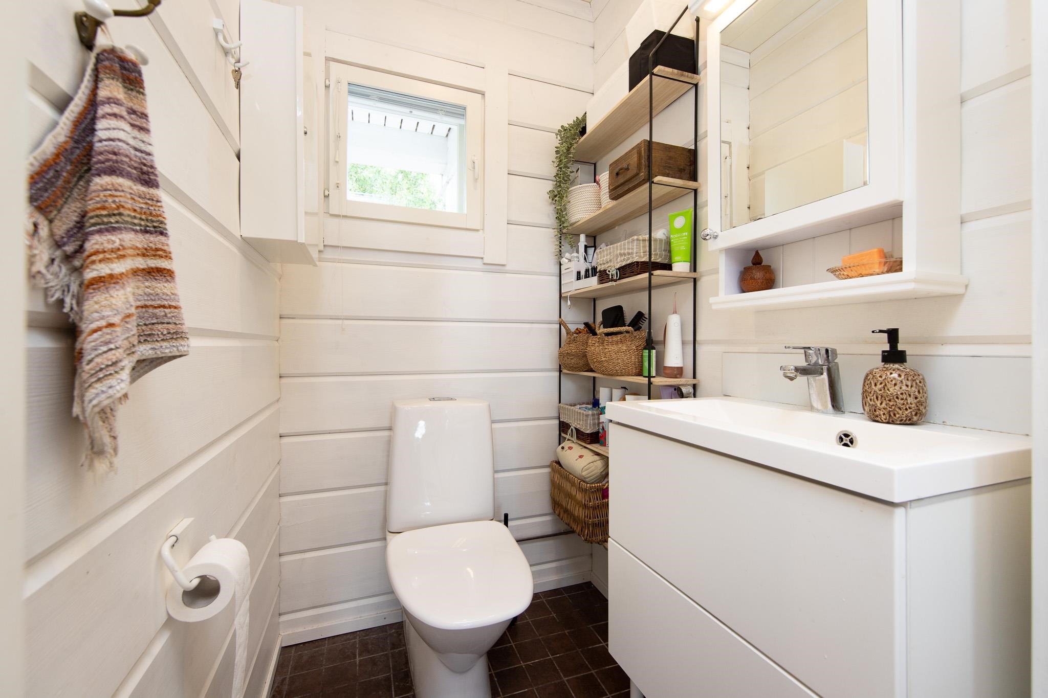 Omakotitalon erillinen wc