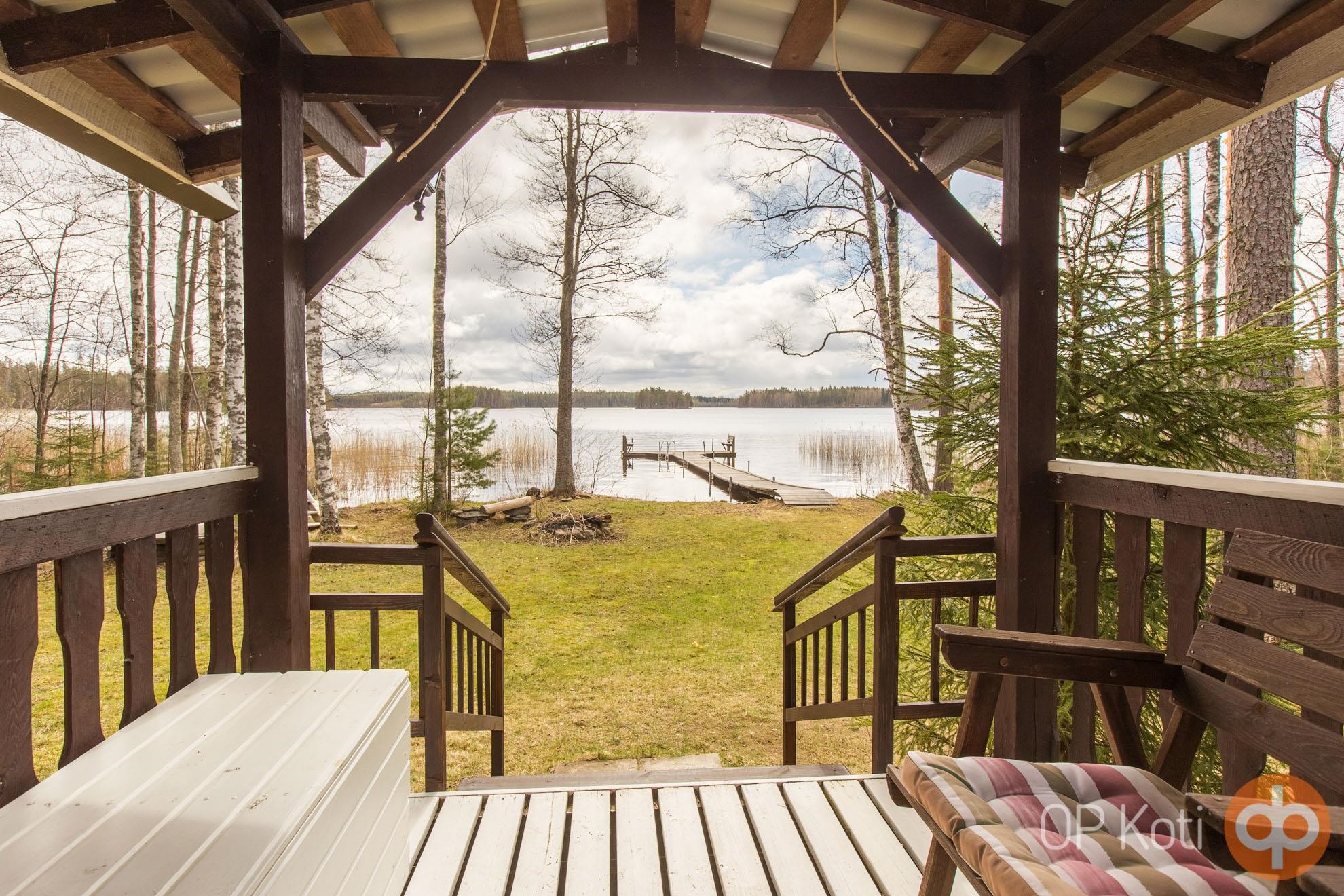 Saunarakennuksen kuistilta näkymät