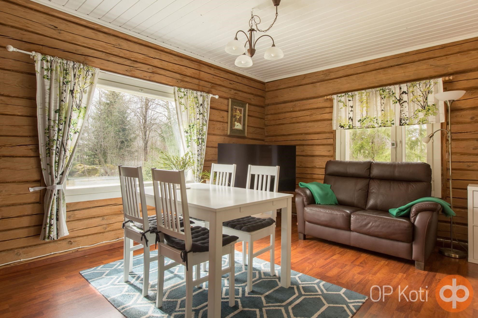 Päärakennuksen olohuone