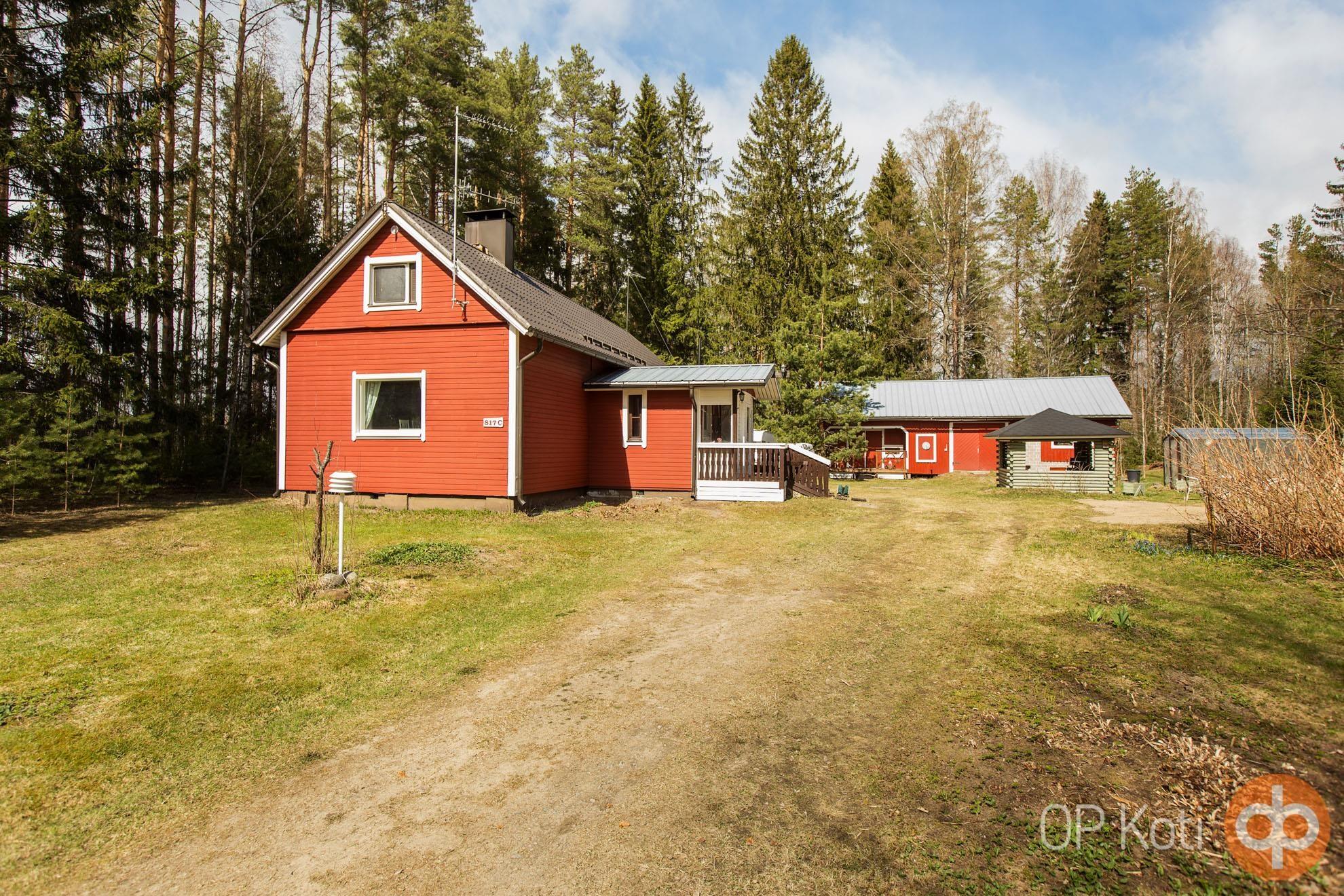 Päärakennus rannan suunnasta